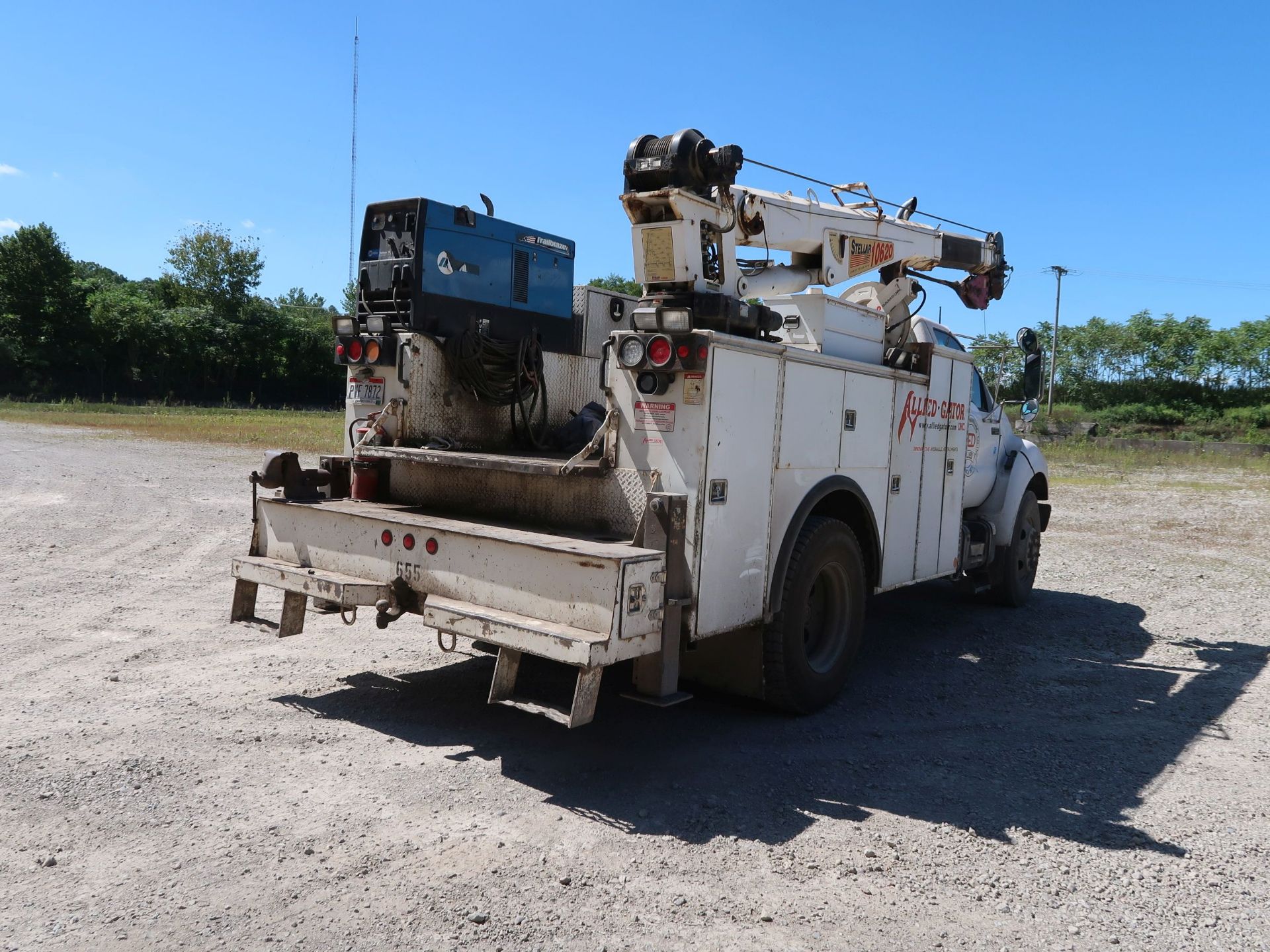 2002 FORD F650 SUPER DUTY SERVICE TRUCK; VIN 3FDNF65H92MA27182, CAT 3126, WELDER, CRANE, AIR - Image 5 of 18