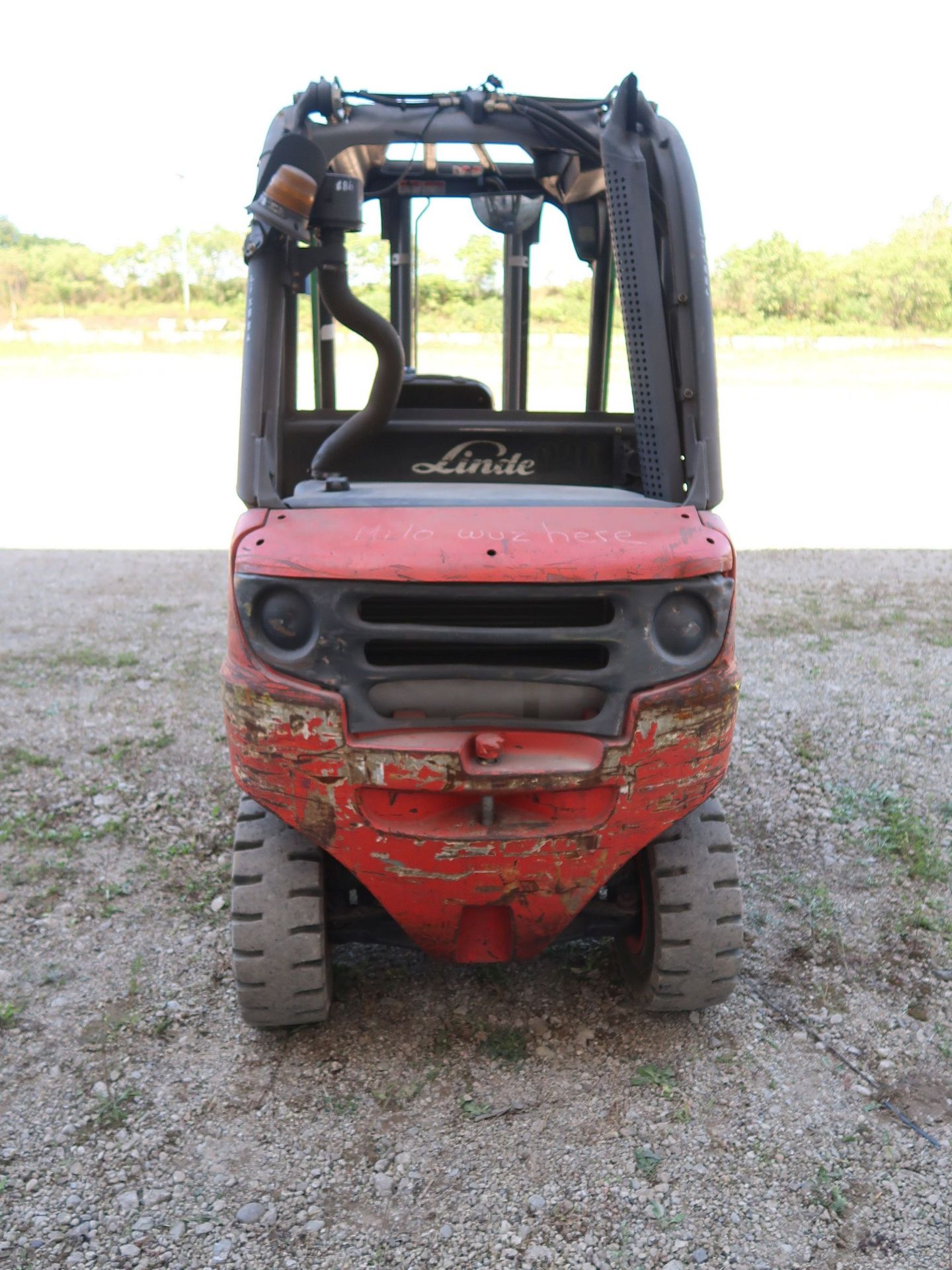 5,000 LB. LINDE MODEL H25D DIESEL POWERED SOLID PNEUMATIC TIRE LIFT TRUCK; S/N 05886, 2-STAGE - Image 6 of 11