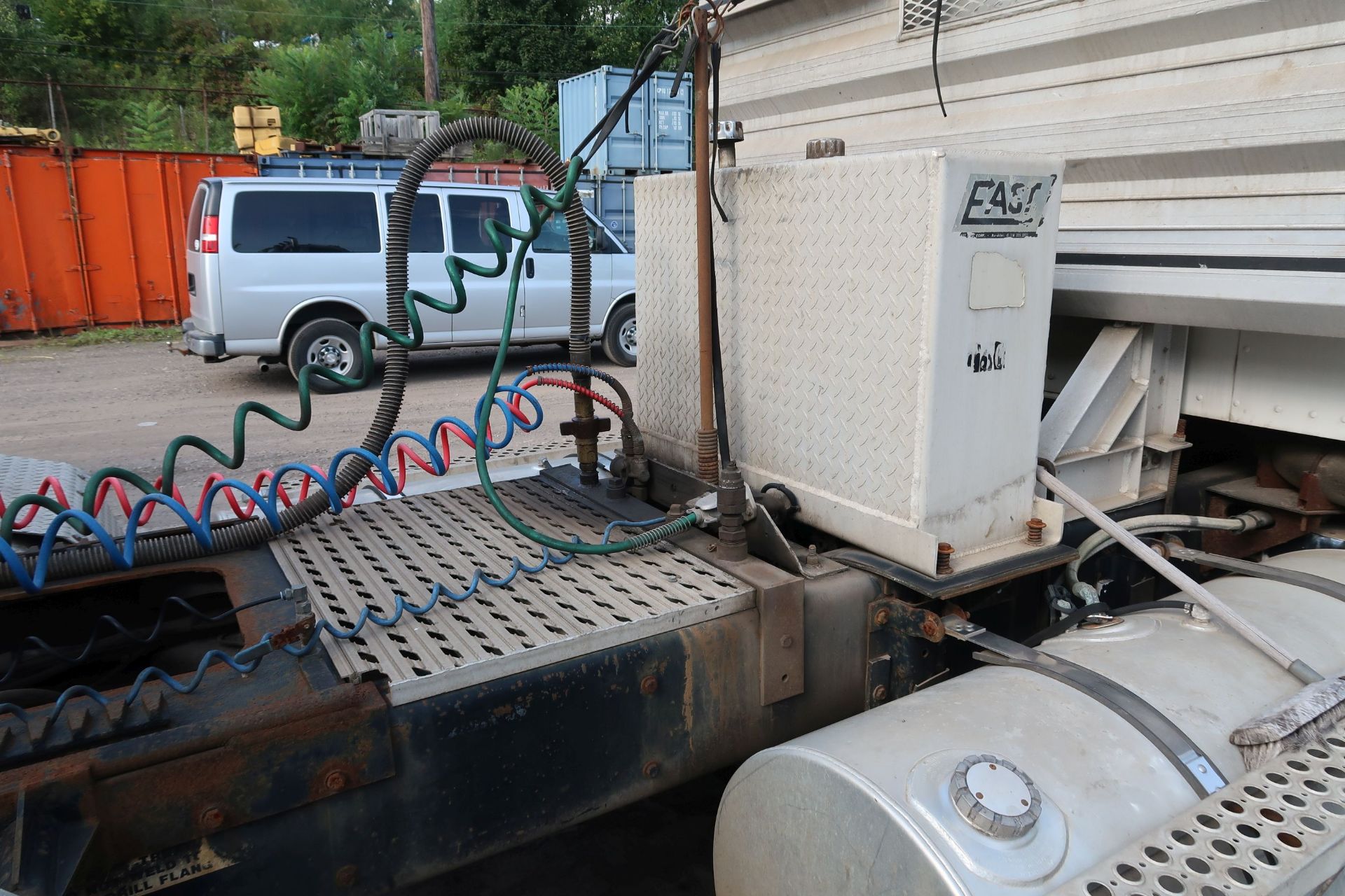 1993 KENWORTH TANDEM AXLE ROAD TRACTOR; VIN 2XKWDB9X9PM613892, CAT ENGINE, 93,502 MILES, UNIT 136 - Image 5 of 10