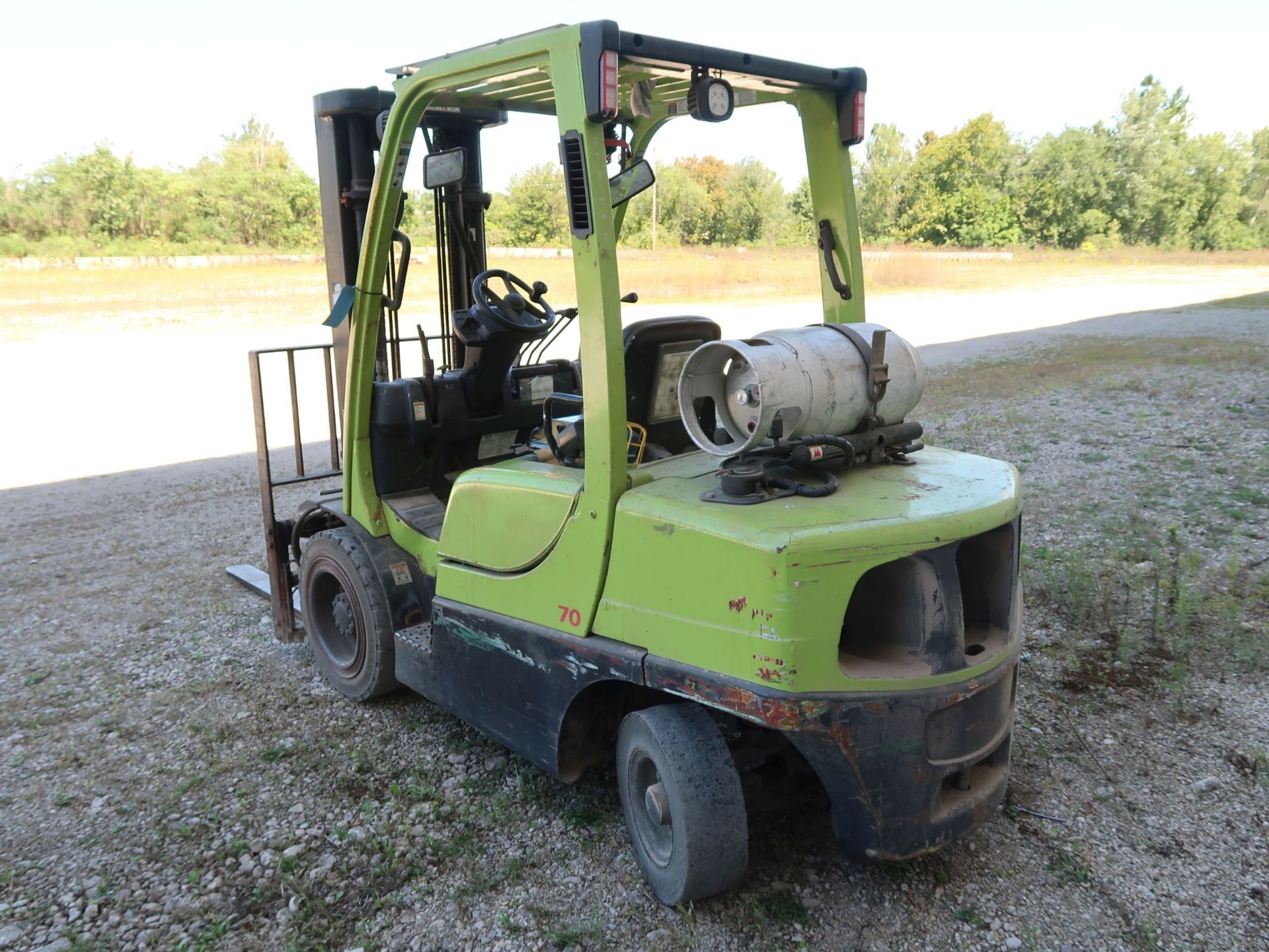 6,500 LB. HYSTER MODEL H70FT LP GAS SOLID PNEUMATIC TIRE LIFT TRUCK; S/N L177VB8144J, 2-STAGE - Image 7 of 11