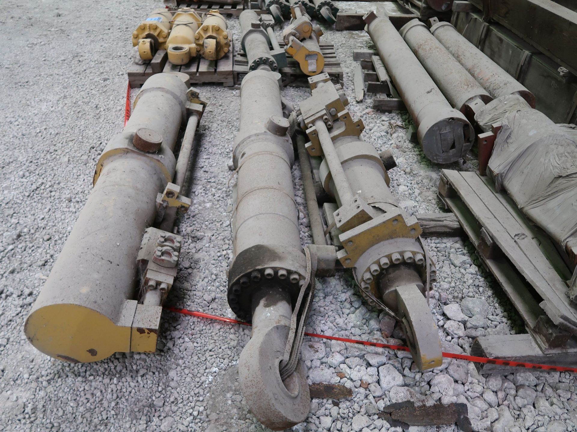 VARIOUS SIZE HYDRAULIC CYLINDERS - Image 4 of 5