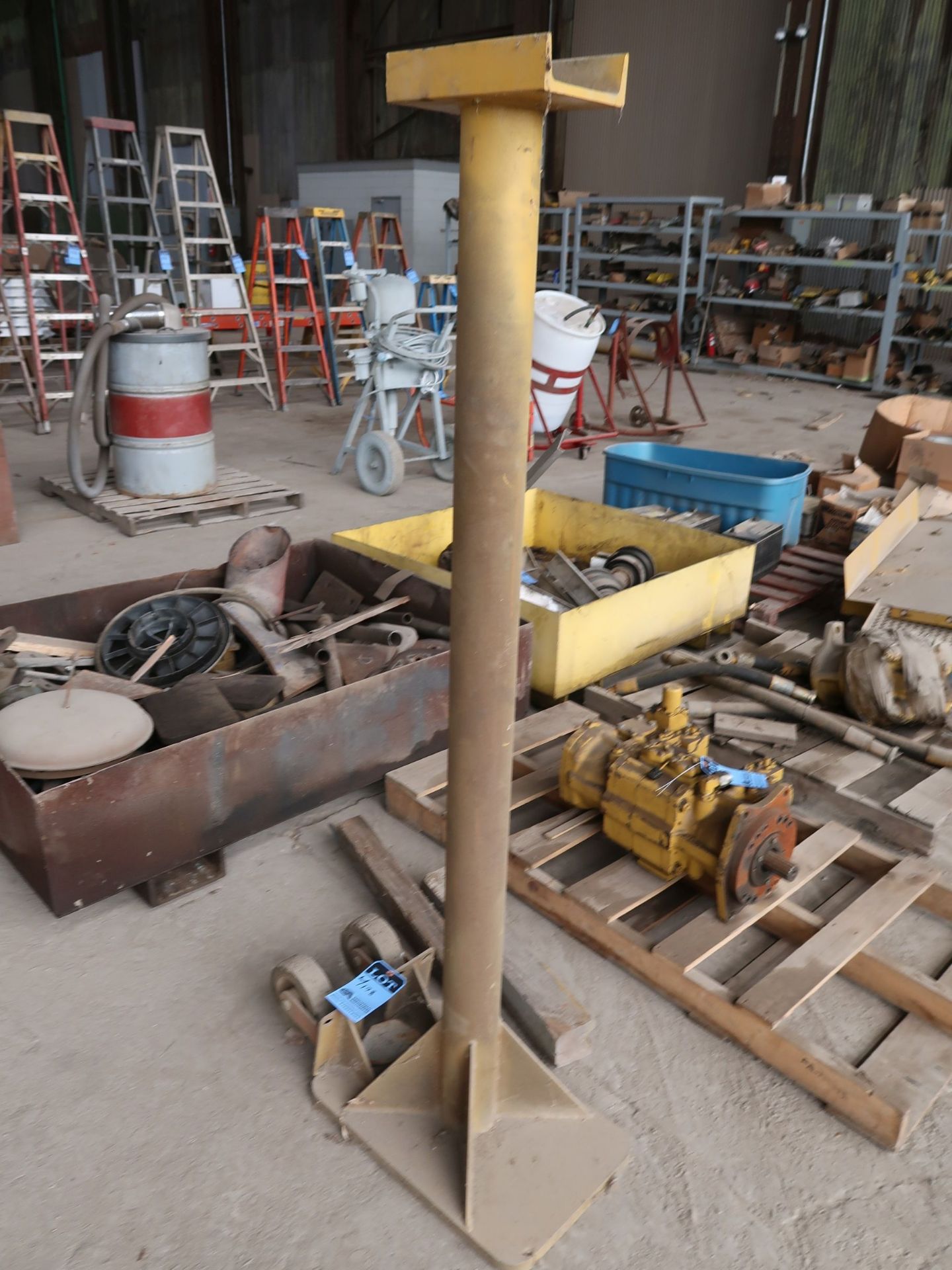 (LOT) MACHINE PARTS INCLUDING ROLLERS, HYDRAULIC UNITS, RADIATOR, METAL GURADS, BATTERIES, FILTERS - Image 11 of 11