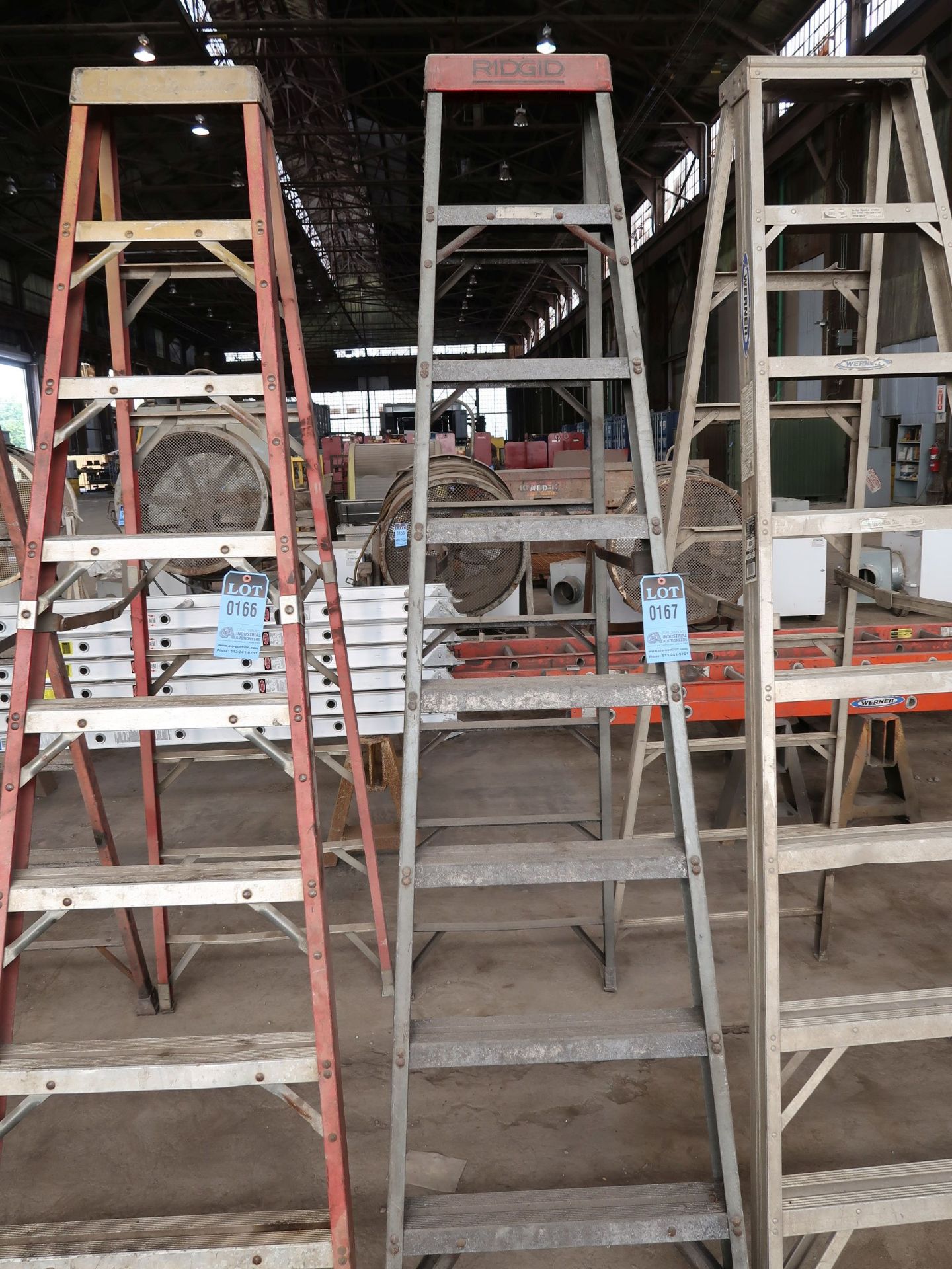 8' RIDGID FIBERGLASS LADDER