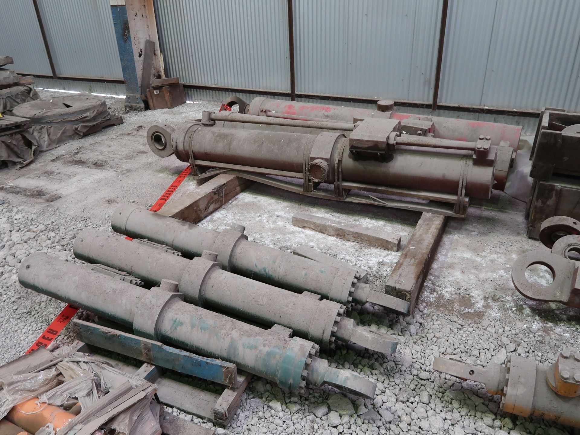 VARIOUS SIZE HYDRAULIC CYLINDERS - Image 2 of 5