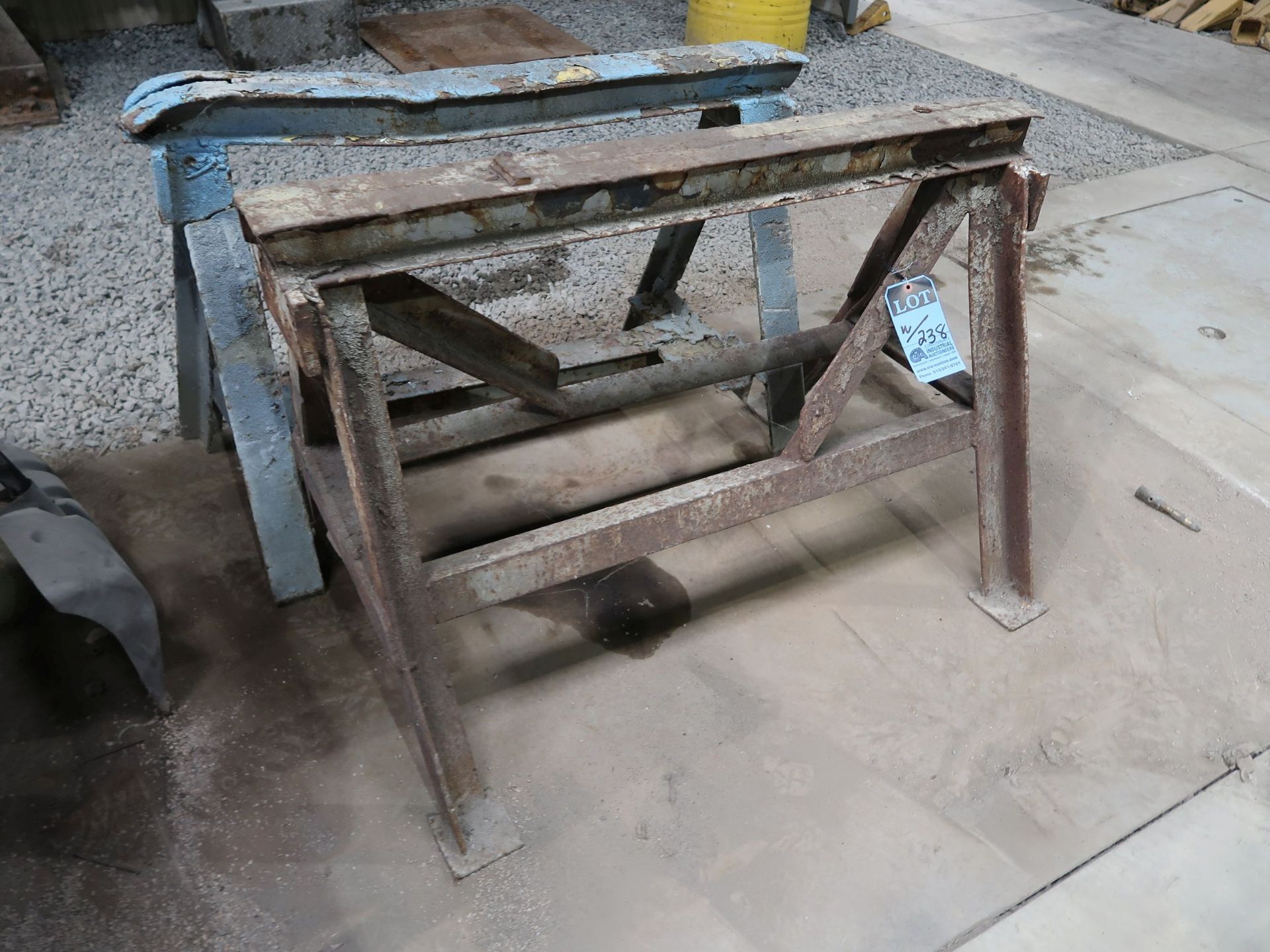 (LOT) STEEL TABLE WITH 6" BENCH VISE, (2) STEEL SAW HORSES, TRUCK TIRE CHUCKS, STEEL SHELF - Image 2 of 3
