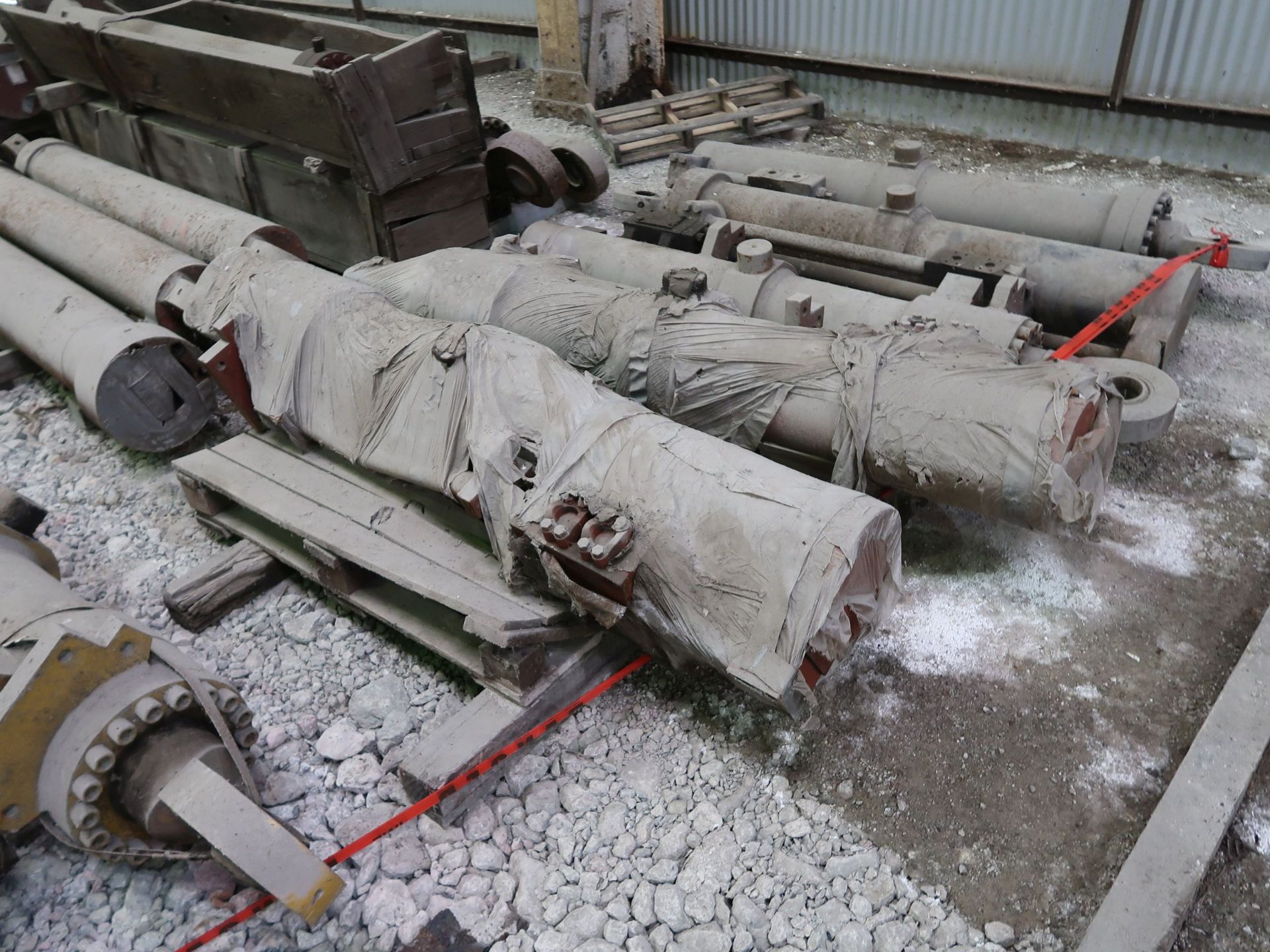 VARIOUS SIZE HYDRAULIC CYLINDERS - Image 3 of 5