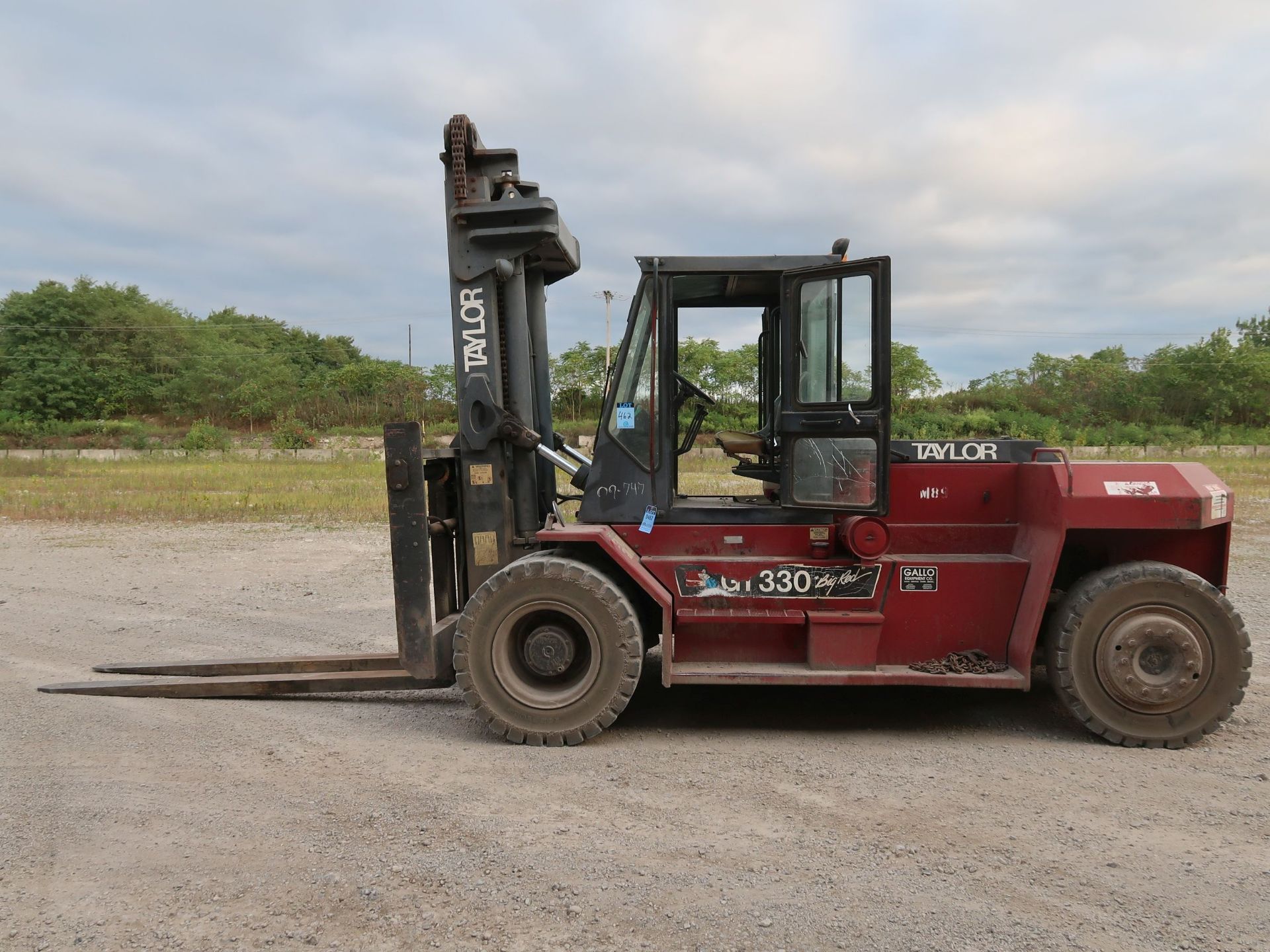 33,000 LB. TAYLOR MODEL GT330 DIESEL POWER PNEUMATIC TIRE LIFT TRUCK; S/N S-27-23690, TRUCK WEIGHT - Image 8 of 12