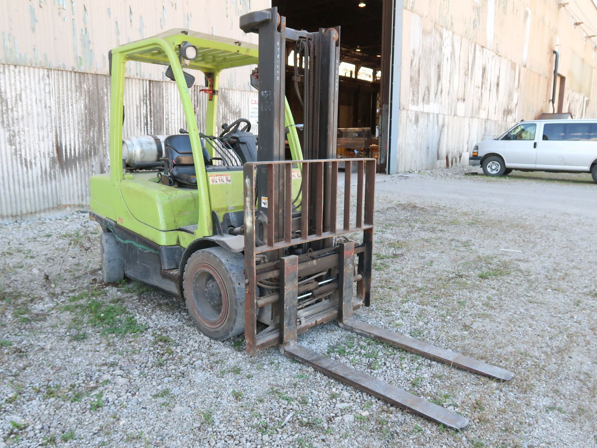 6,500 LB. HYSTER MODEL H70FT LP GAS SOLID PNEUMATIC TIRE LIFT TRUCK; S/N L177VB8144J, 2-STAGE - Image 3 of 11