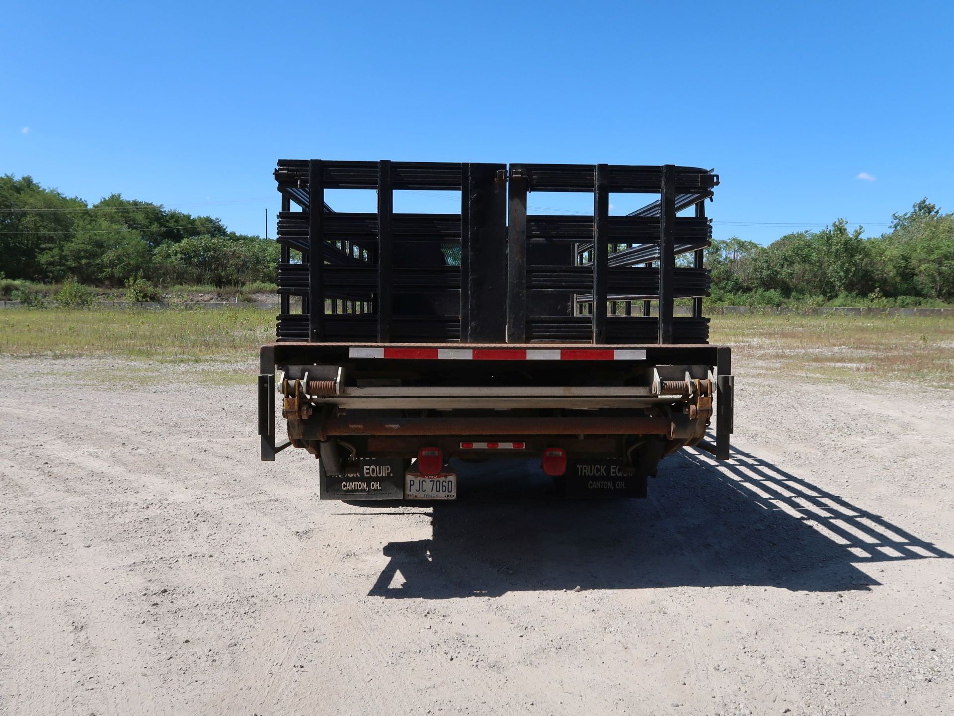 2000 GMC 16' STAKE BODY TRUCK; VIN 1GDJ6C1G38F403572, AUTOMATIC, 8,1 LITER ENGINE, LIFT GATE, 90,403 - Image 6 of 14