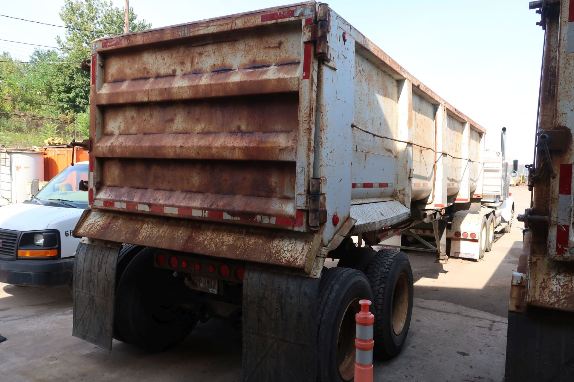 1999 CLEMENT DUMP TRAILER; VIN 1C9BB30B8XM110460, UNIT 01-316 - Image 3 of 5