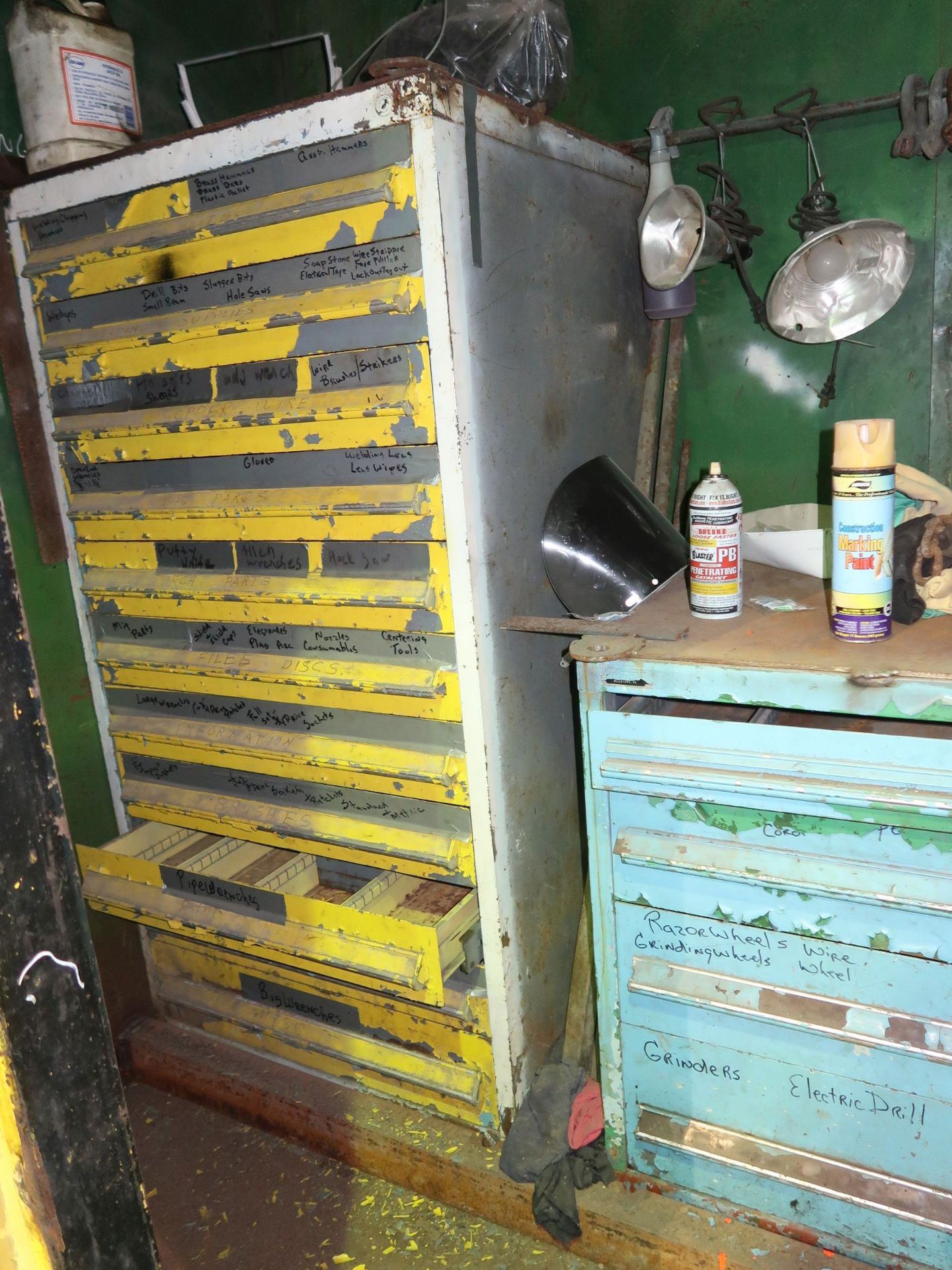 (LOT) YELLOW STEEL CONTAINER WITH CONTENTS- VIDMAR TYPE CABINETS WITH HARDWARE - Image 3 of 3