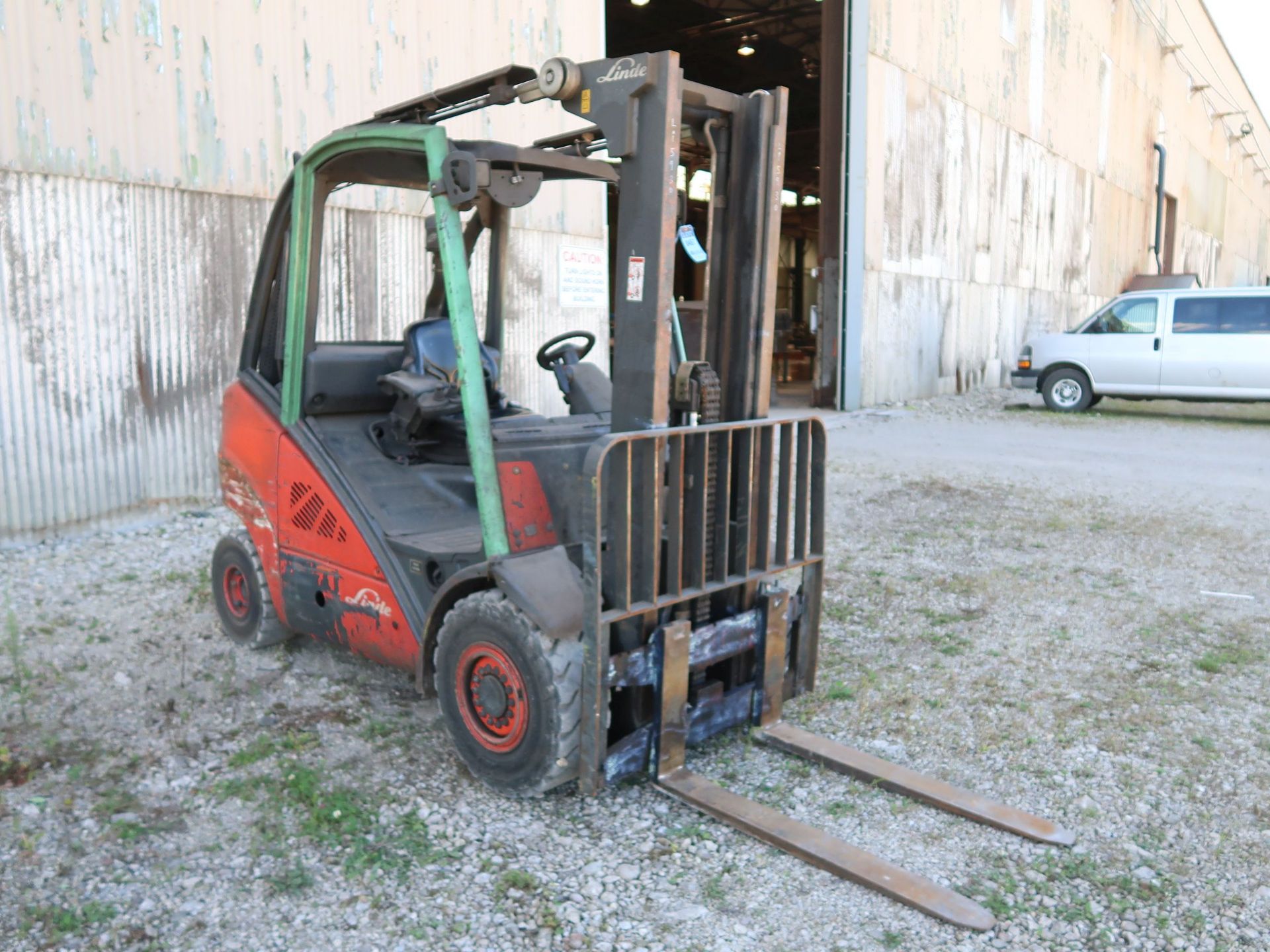 5,000 LB. LINDE MODEL H25D DIESEL POWERED SOLID PNEUMATIC TIRE LIFT TRUCK; S/N 05930, 2-STAGE - Image 3 of 11