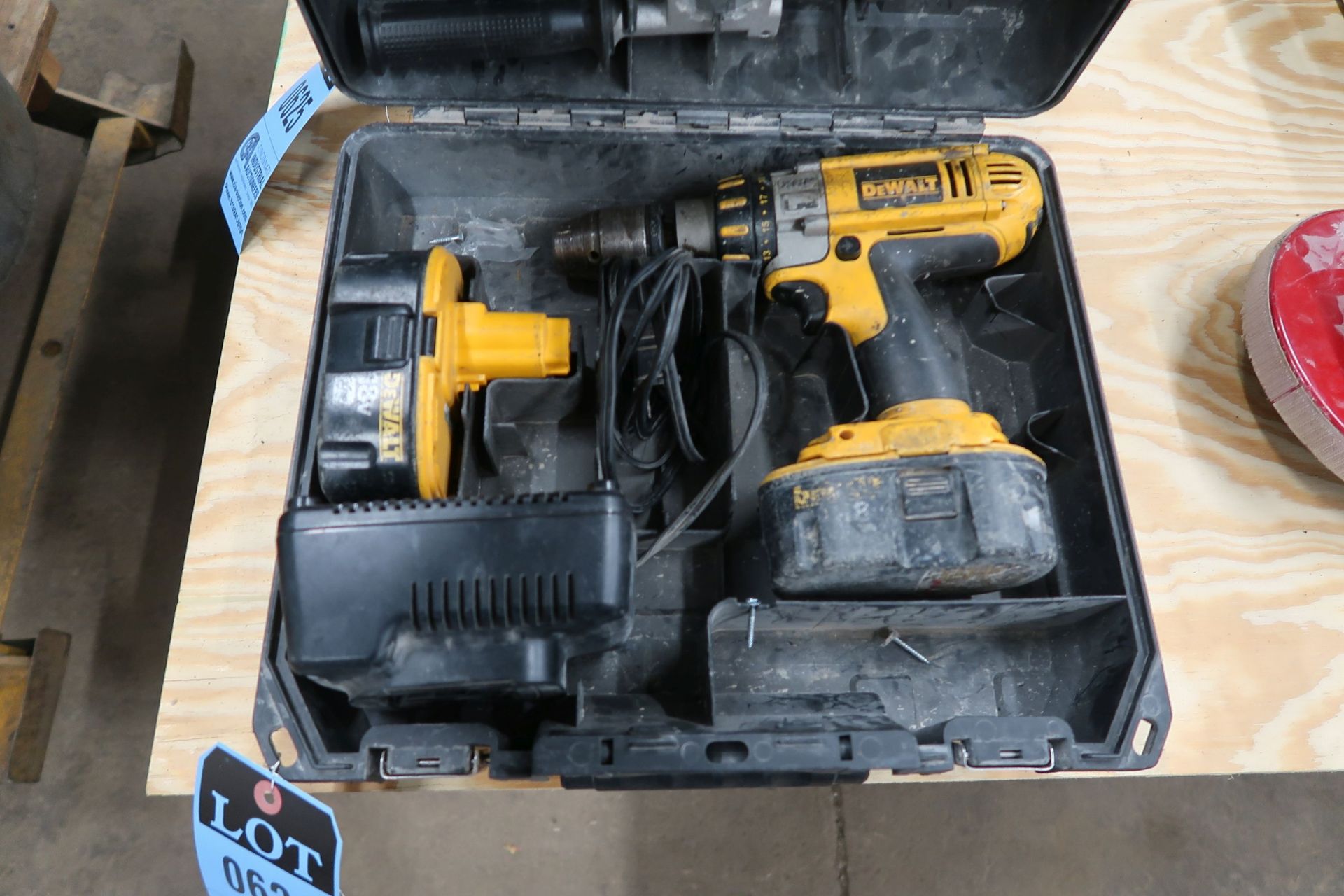 1/2" DEWALT CORDLESS DRILL WITH CHARGER