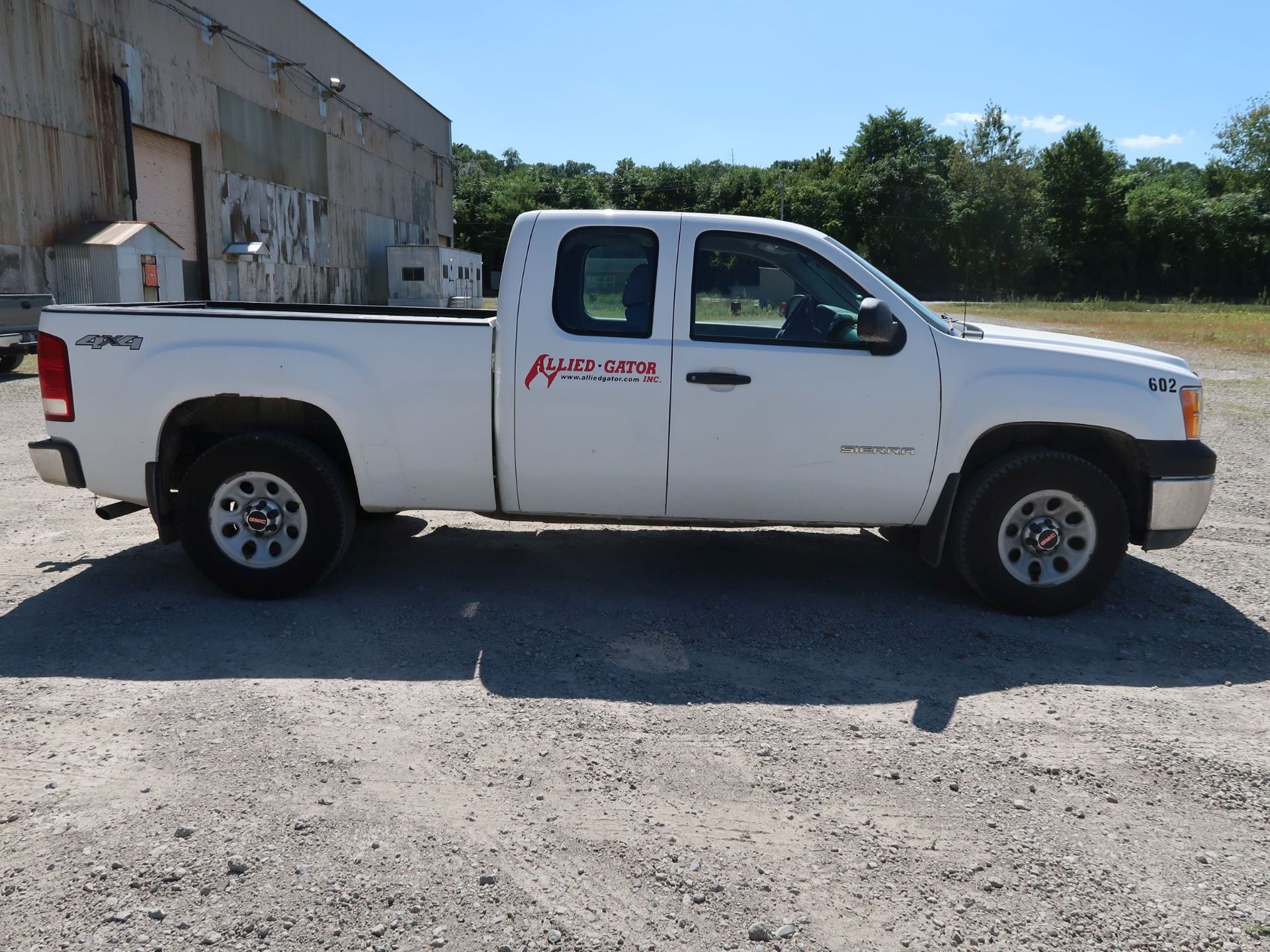 2011 GMC 1500 FOUR WHEEL DRIVE PICKUP TRUCK; VIN 1GTR2TEA3BZ435209, 4.8 LITER, 157,993 MILES, UNIT - Image 4 of 12