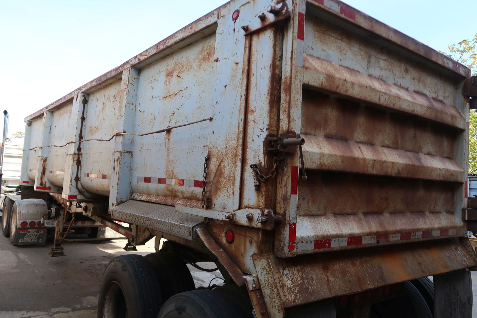 1999 CLEMENT DUMP TRAILER; VIN 1C9BB30BXXM110461, UNIT 01-315 - Image 4 of 5