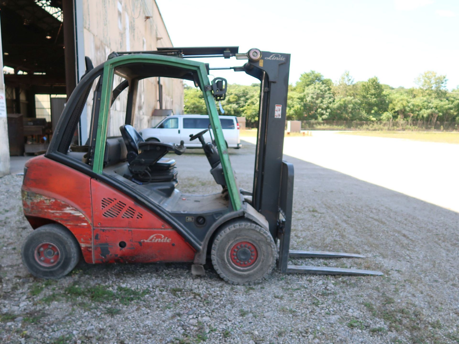 5,000 LB. LINDE MODEL H25D DIESEL POWERED SOLID PNEUMATIC TIRE LIFT TRUCK; S/N 05424, 2-STAGE - Image 4 of 11