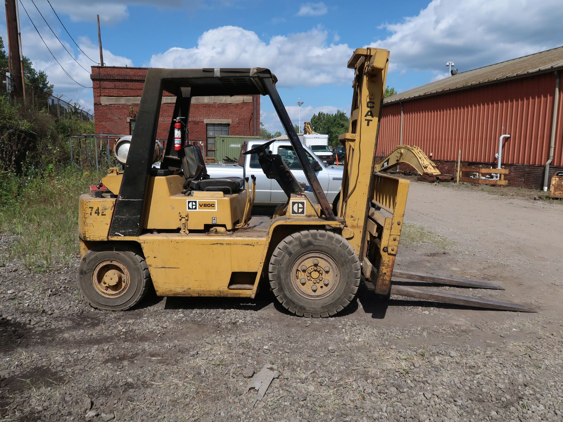 8,000 LB. CATERPILLAR MODEL V80C LP GAS PNEUMATIC TIRE LIFT TRUCK; S/N 318651 2-STAGE MAST, 60" - Image 4 of 11