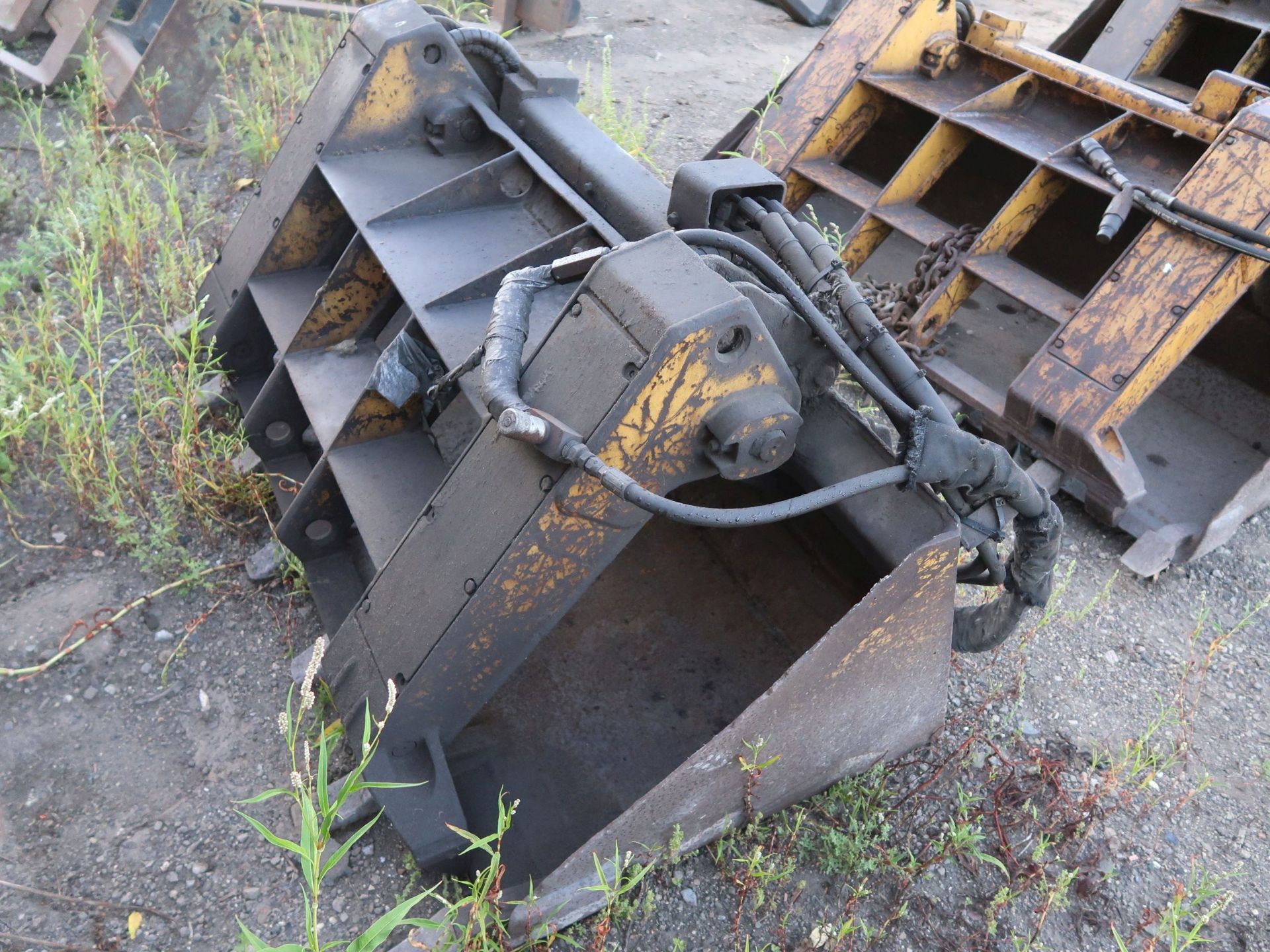 62" ALLIED GATOR MODEL 1581A SKID STEER BUCKET WITH GRAPPLE - Image 2 of 2