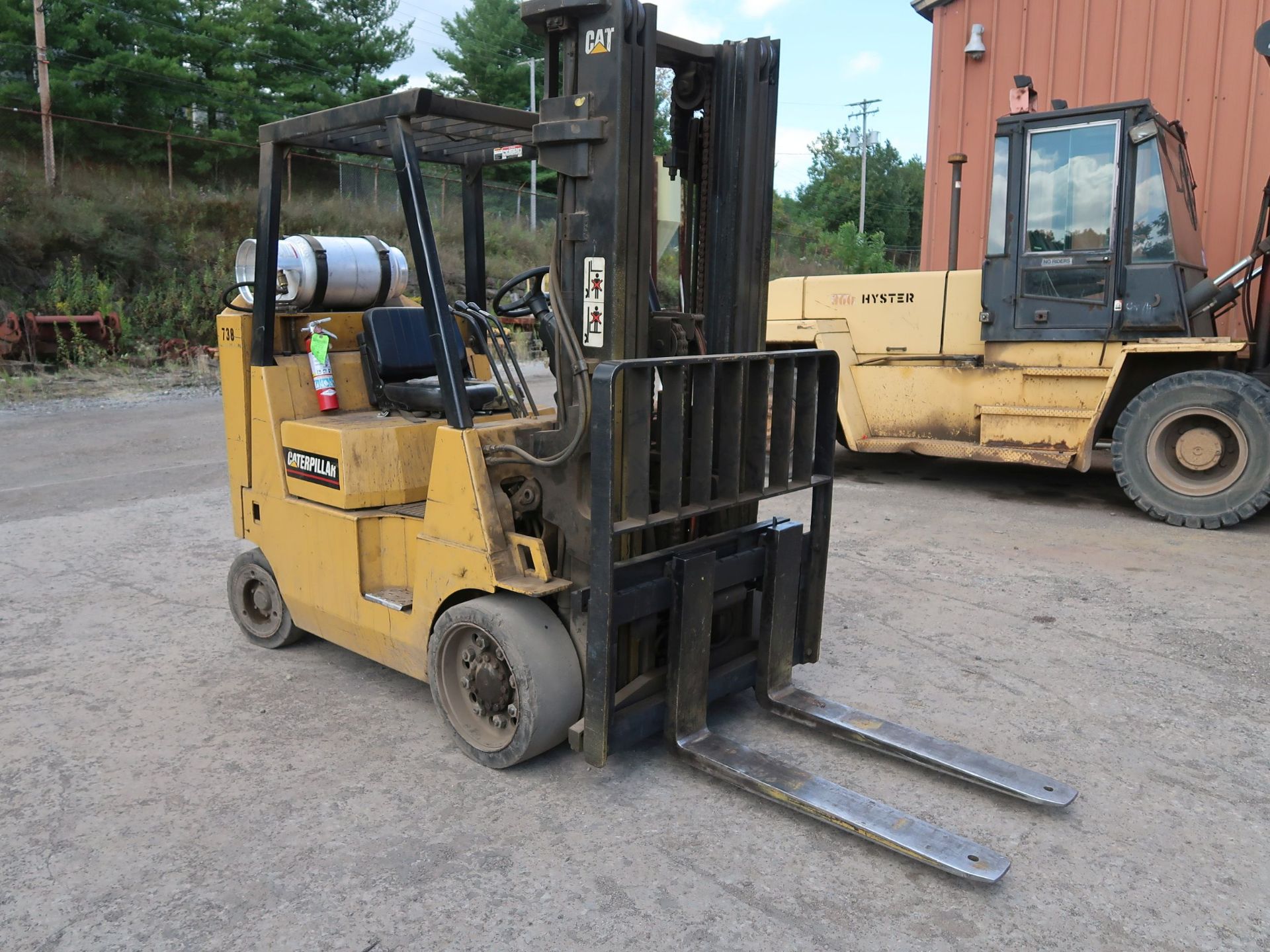 7,200 LB. CATERPILLAR MODEL GC40K-STR LP GAS CUSHION TIRE LIFT TRUCK; S/N AT8702203, 3-STAGE MAST, - Image 3 of 11