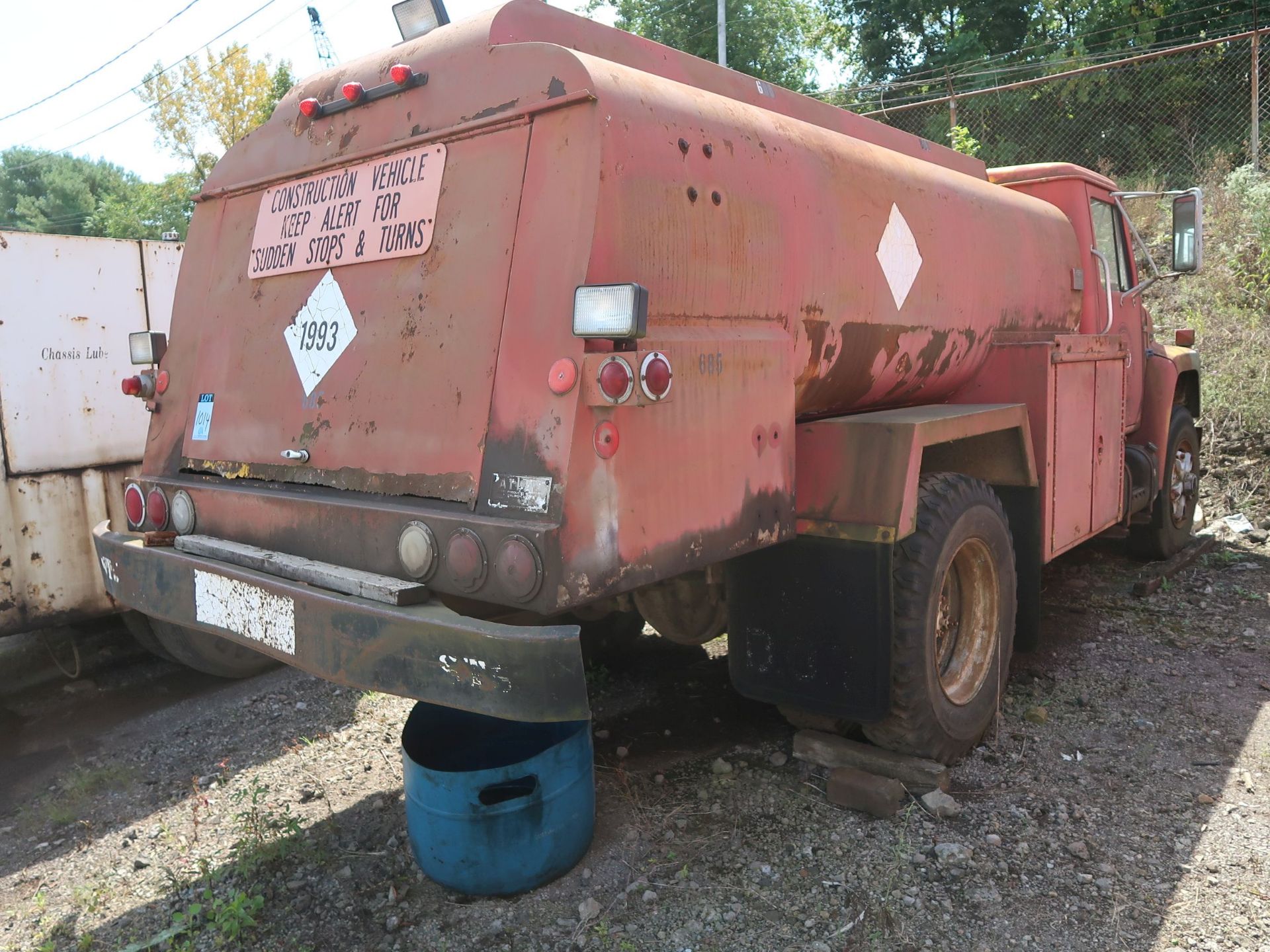 1983 INTERNATIONAL FUEL TRUCK; VIN AA172KH1588, 800 GALLON FUEL TANK (UNIT 685) *OUT OF SERVICE* (NO - Image 3 of 7