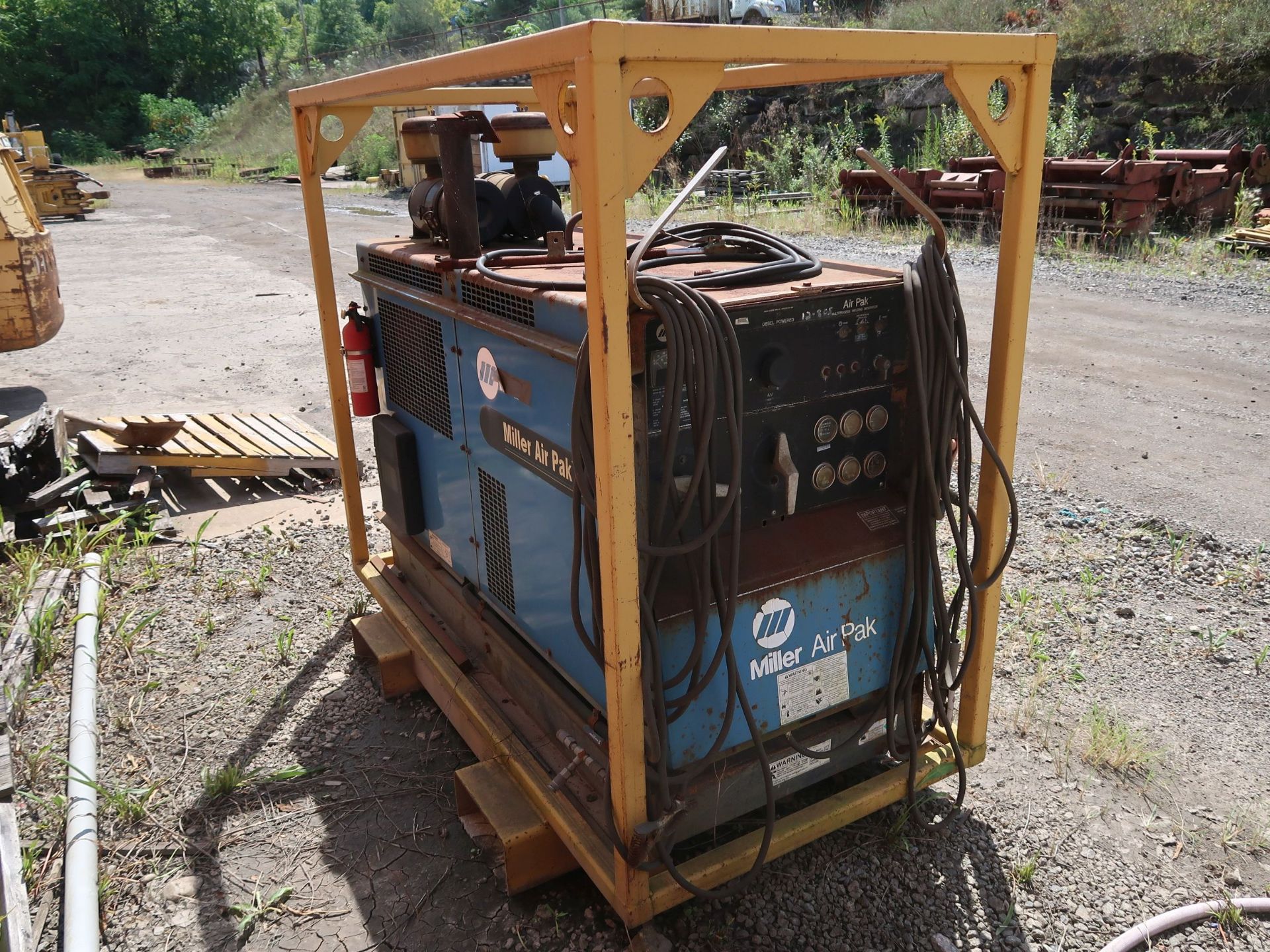 400 AMP MILLER AIR PAK DIESEL POWERED SKID MOUNTED WELDER GENERATOR / AIR COMPRESSOR; S/N - Image 3 of 5