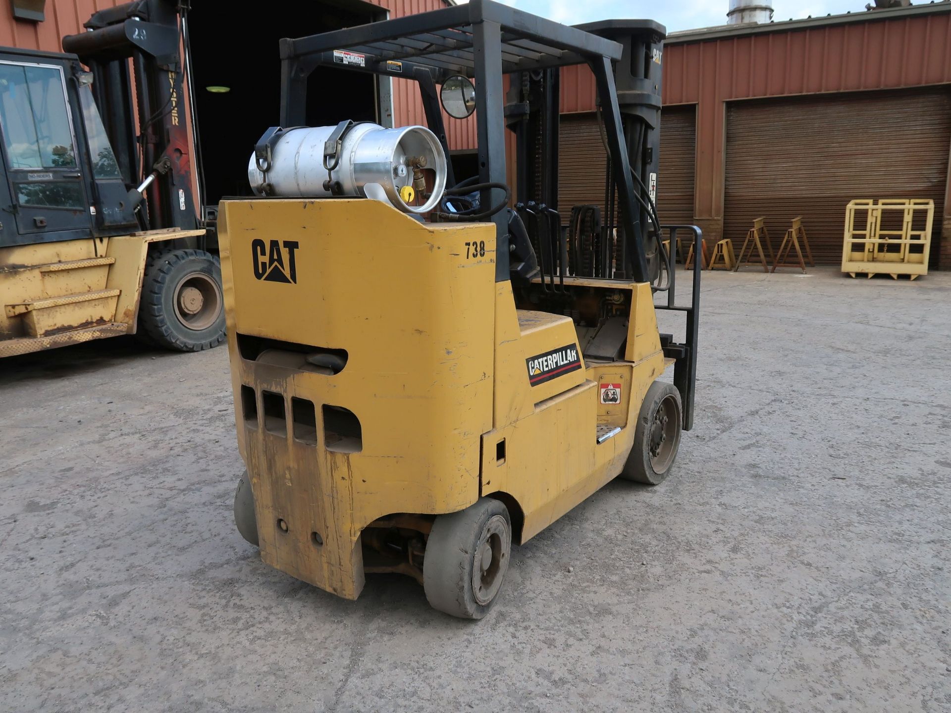 7,200 LB. CATERPILLAR MODEL GC40K-STR LP GAS CUSHION TIRE LIFT TRUCK; S/N AT8702203, 3-STAGE MAST, - Image 5 of 11