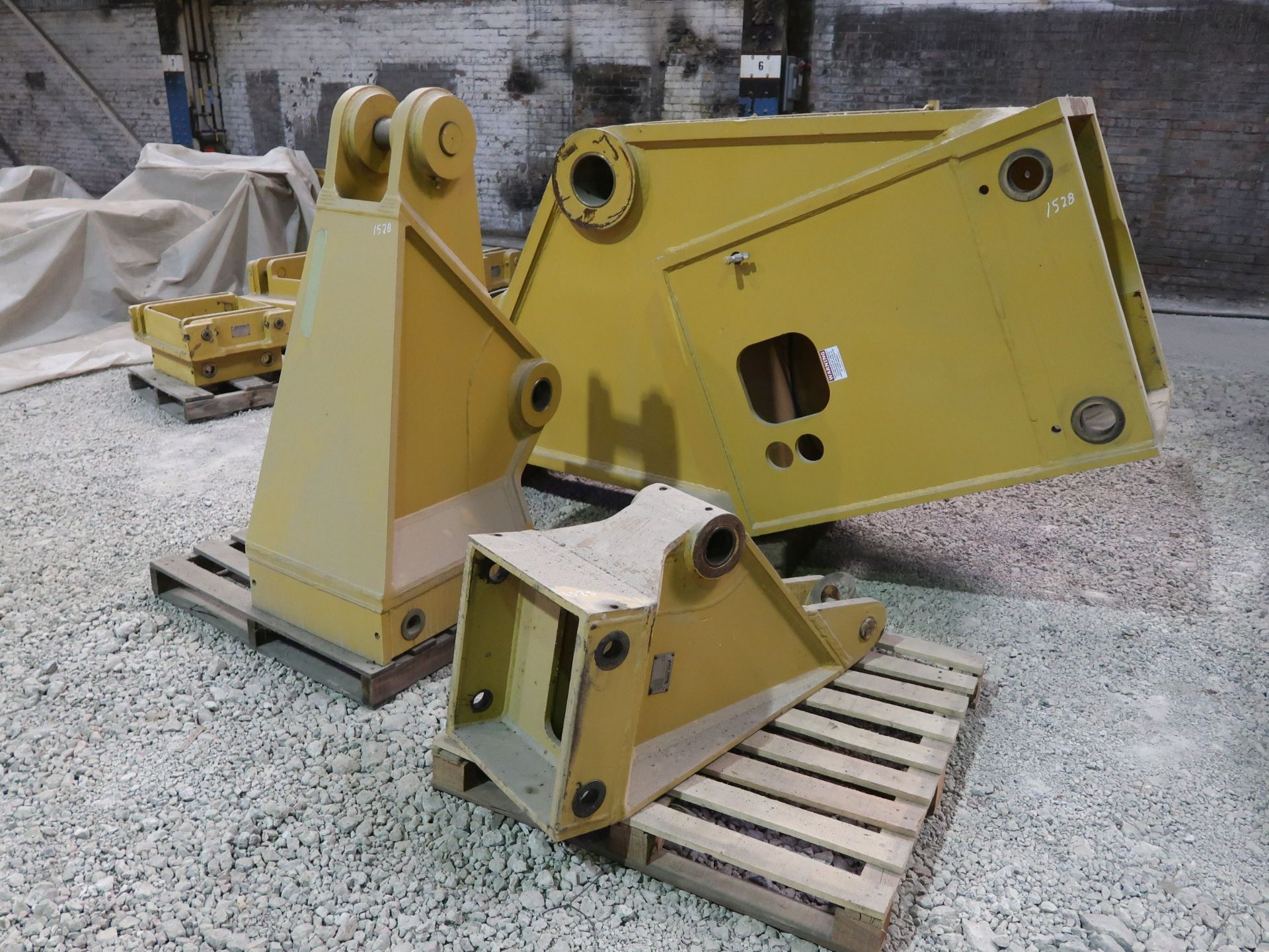 (LOT) ALLIED GATOR COMPONENTS INCLUDING DENSIFIER ATTACHMENTS, COUPLERS, AND OTHER BOOM ADAPTORS - Image 6 of 6