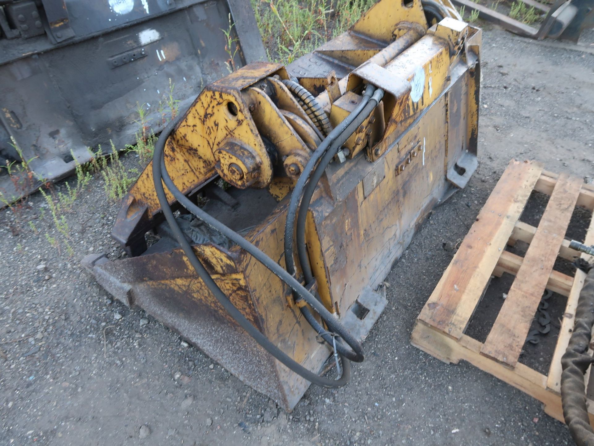 62" ALLIED GATOR MODEL 1581A SKID STEER BUCKET WITH GRAPPLE