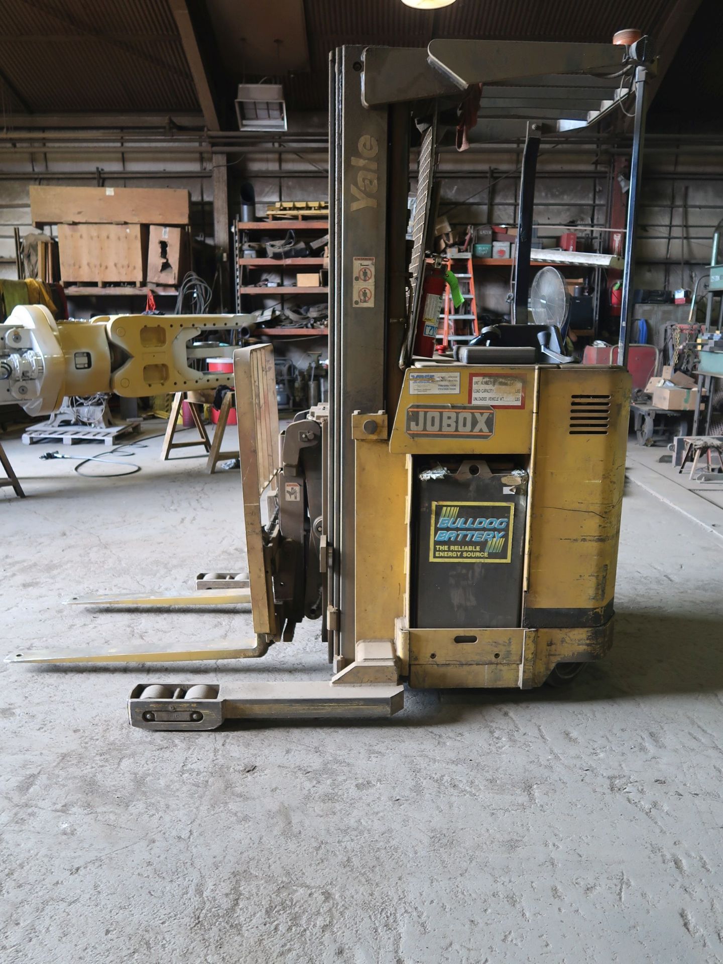 4,000 LB. YALE MODEL NR040 ELECTRIC REACH TRUCK; S/N C815N01805Y - Image 4 of 8