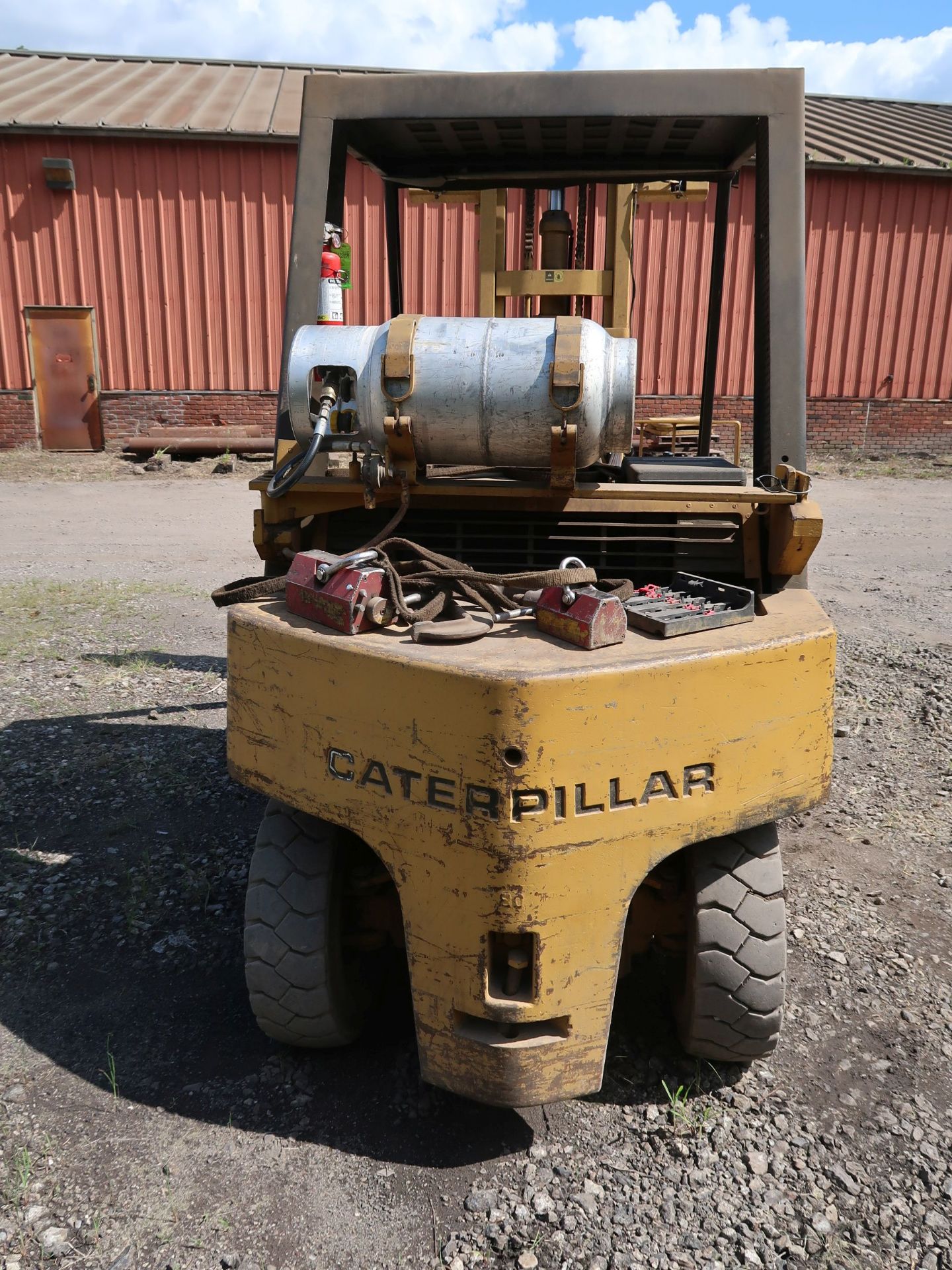 8,000 LB. CATERPILLAR MODEL V80C LP GAS PNEUMATIC TIRE LIFT TRUCK; S/N 318651 2-STAGE MAST, 60" - Image 6 of 11