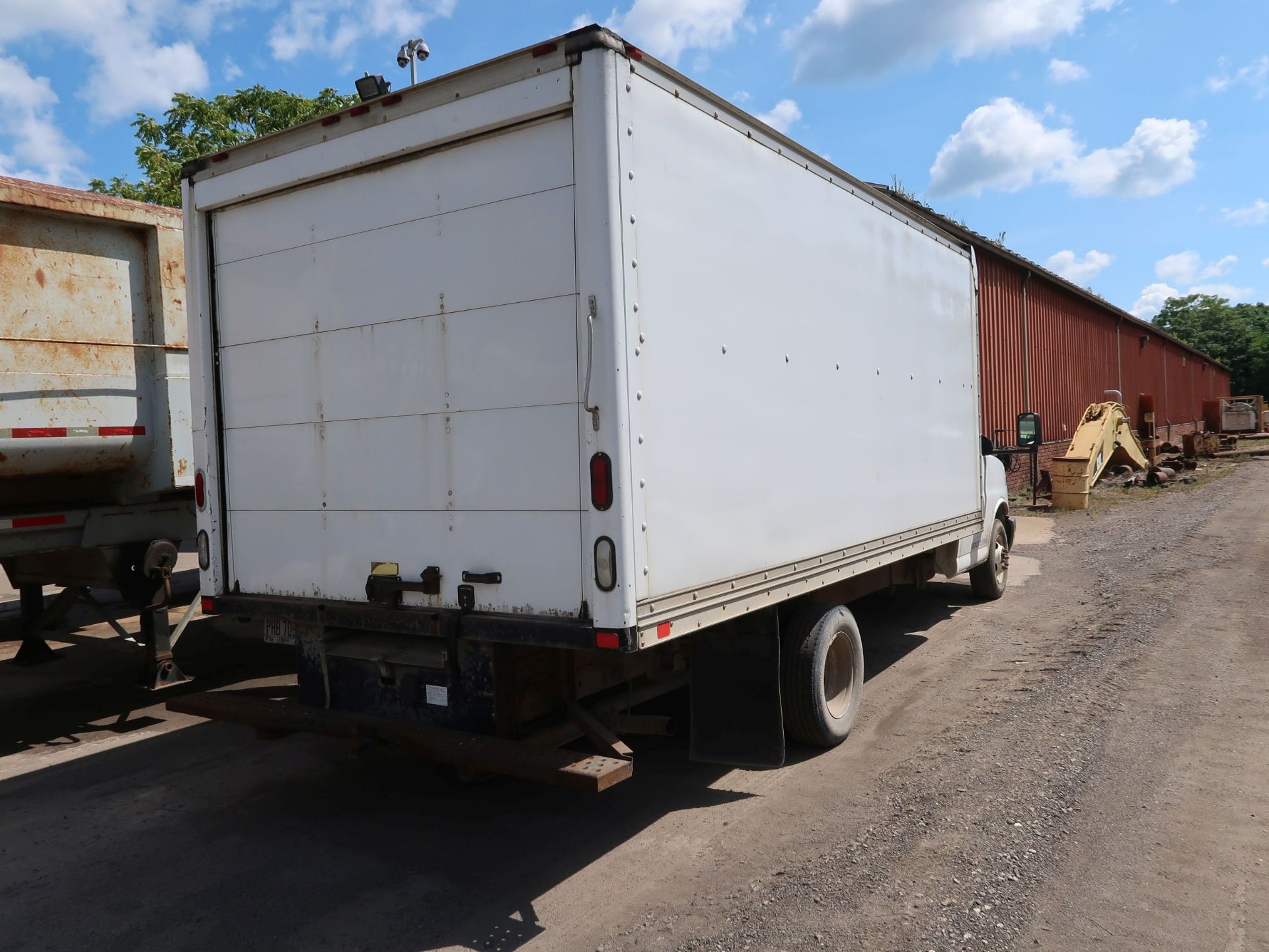 2004 GMC 16' BOX TRUCK; VIN 1GDJG31U341911079, 114,261 MILES (UNIT 02-629) - Image 5 of 9