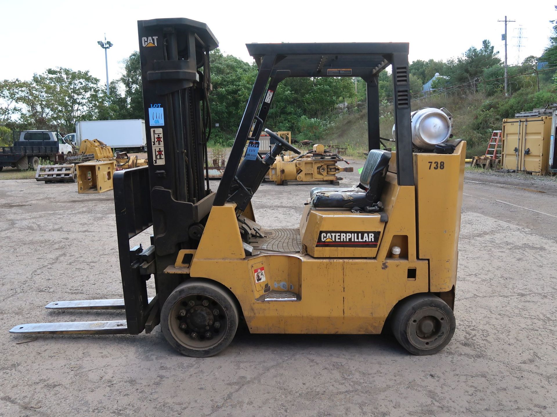 7,200 LB. CATERPILLAR MODEL GC40K-STR LP GAS CUSHION TIRE LIFT TRUCK; S/N AT8702203, 3-STAGE MAST, - Image 8 of 11