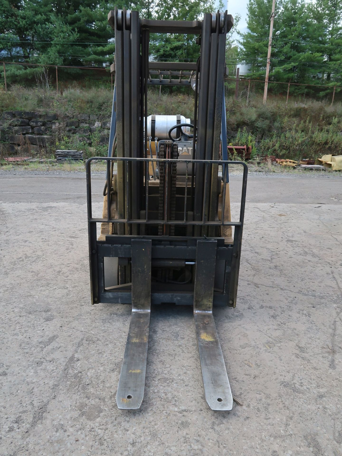 7,200 LB. CATERPILLAR MODEL GC40K-STR LP GAS CUSHION TIRE LIFT TRUCK; S/N AT8702203, 3-STAGE MAST, - Image 2 of 11