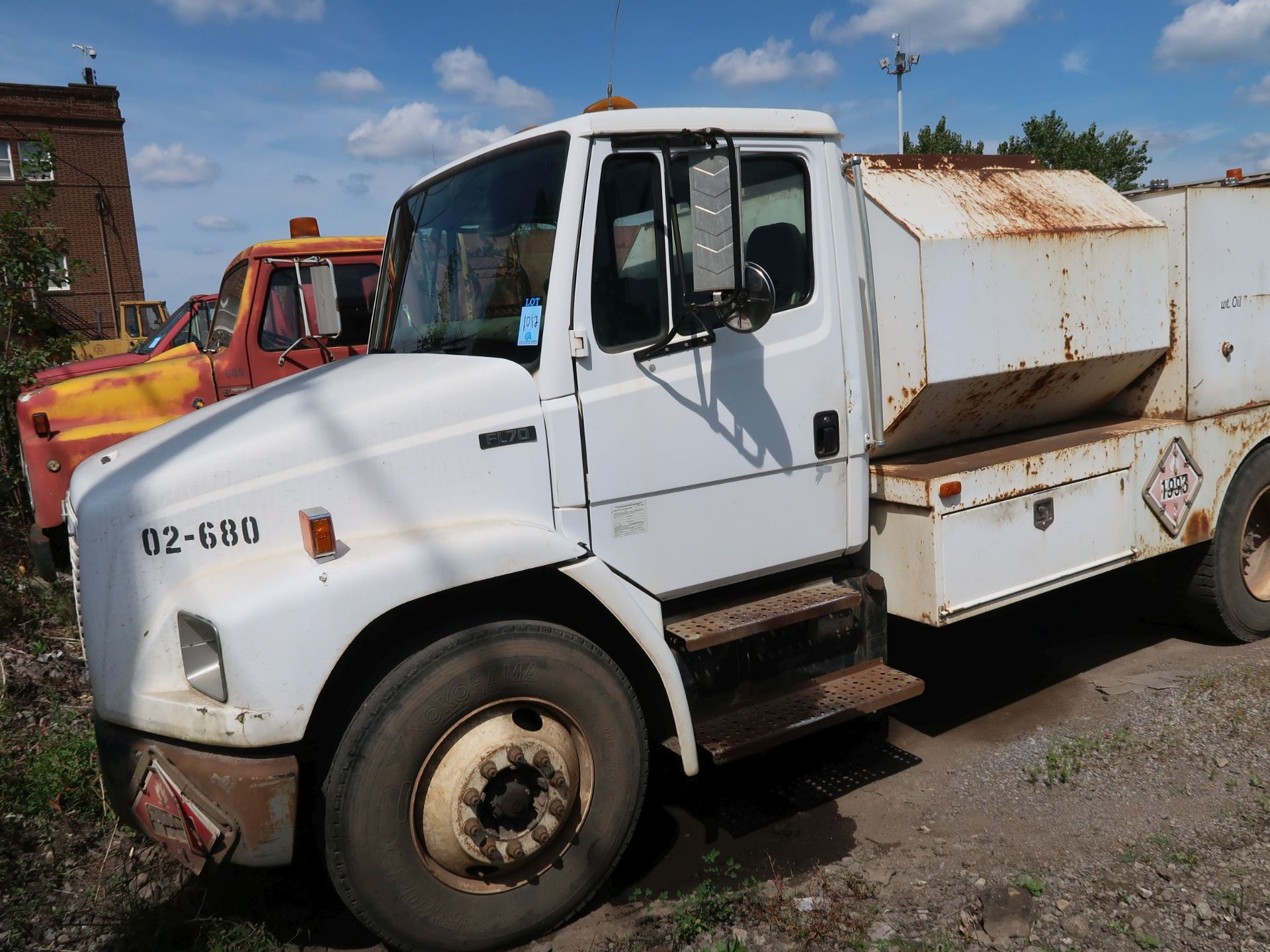 2000 FREIGHTLINER FL70 FUEL / LUBE TRUCK; VIN 1FV6HFBA4YHF05703, 300 GALLON FUEL TANK, OIL PUMP, - Image 2 of 8