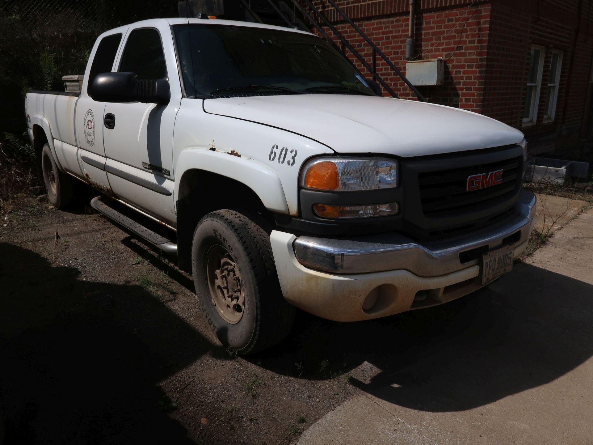 2004 GMC 2500 FOUR-WHEEL DRIVE PICKUP TRUCK; VIN 1GTHK29G24E148023, UNKNOWN MILES (UNIT 02-603) - Image 3 of 6