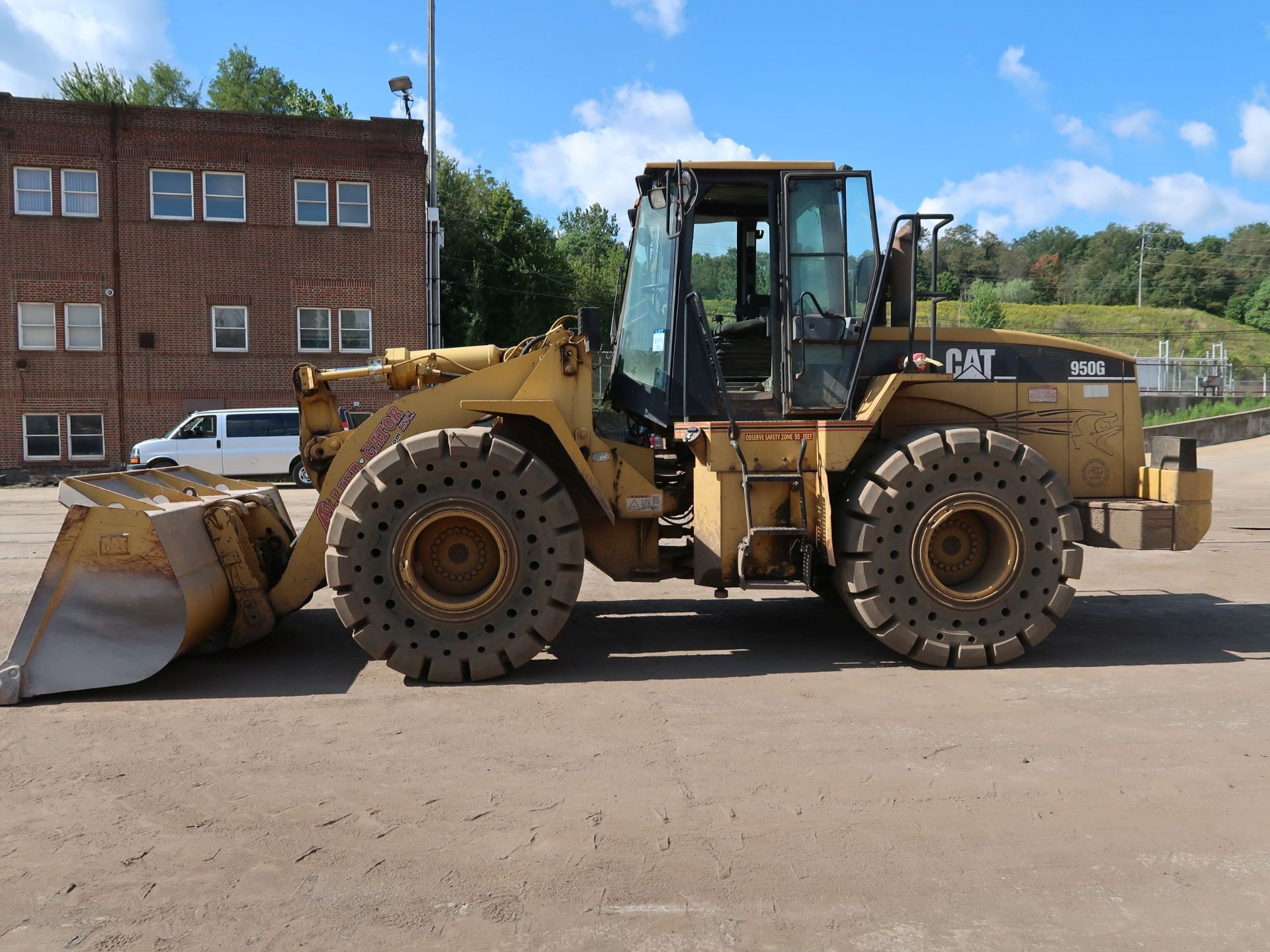 CATERPILLAR MODEL 950G ARTICULATING WHEEL LOADER; S/N T3JW02490, CAT 90G/ 962 BUCKET, NO. B1E01991 / - Image 4 of 13