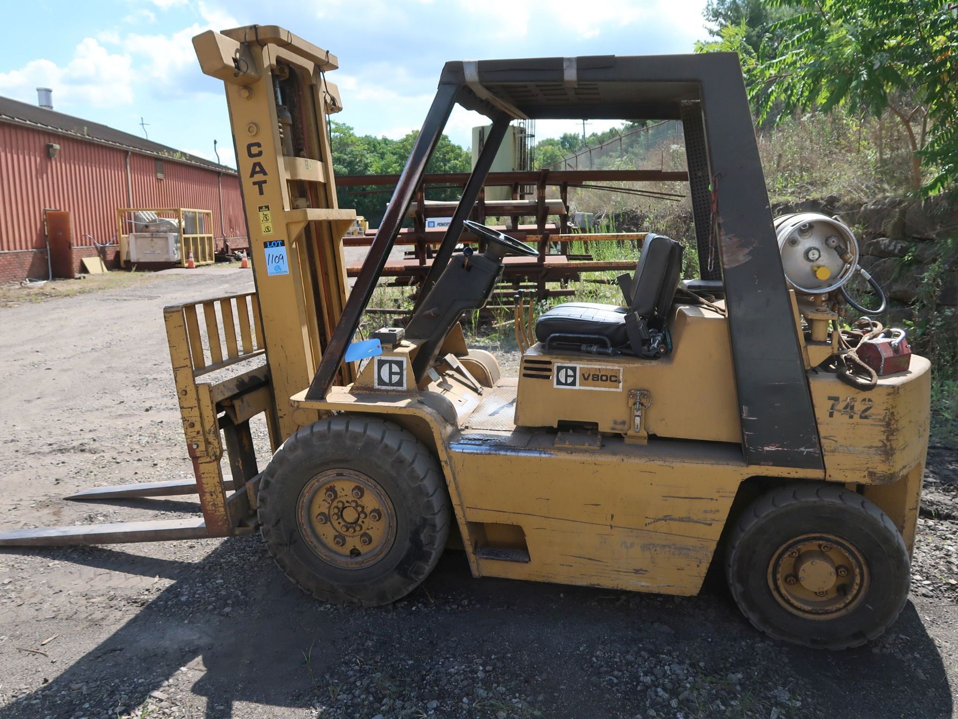 8,000 LB. CATERPILLAR MODEL V80C LP GAS PNEUMATIC TIRE LIFT TRUCK; S/N 318651 2-STAGE MAST, 60" - Image 8 of 11