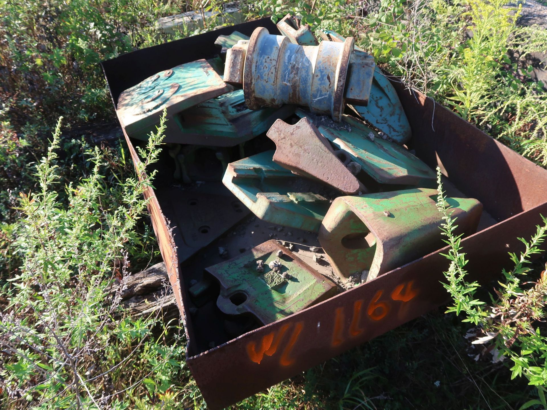 76" EXCAVATOR BUCKET WITH TEETH - Image 2 of 2