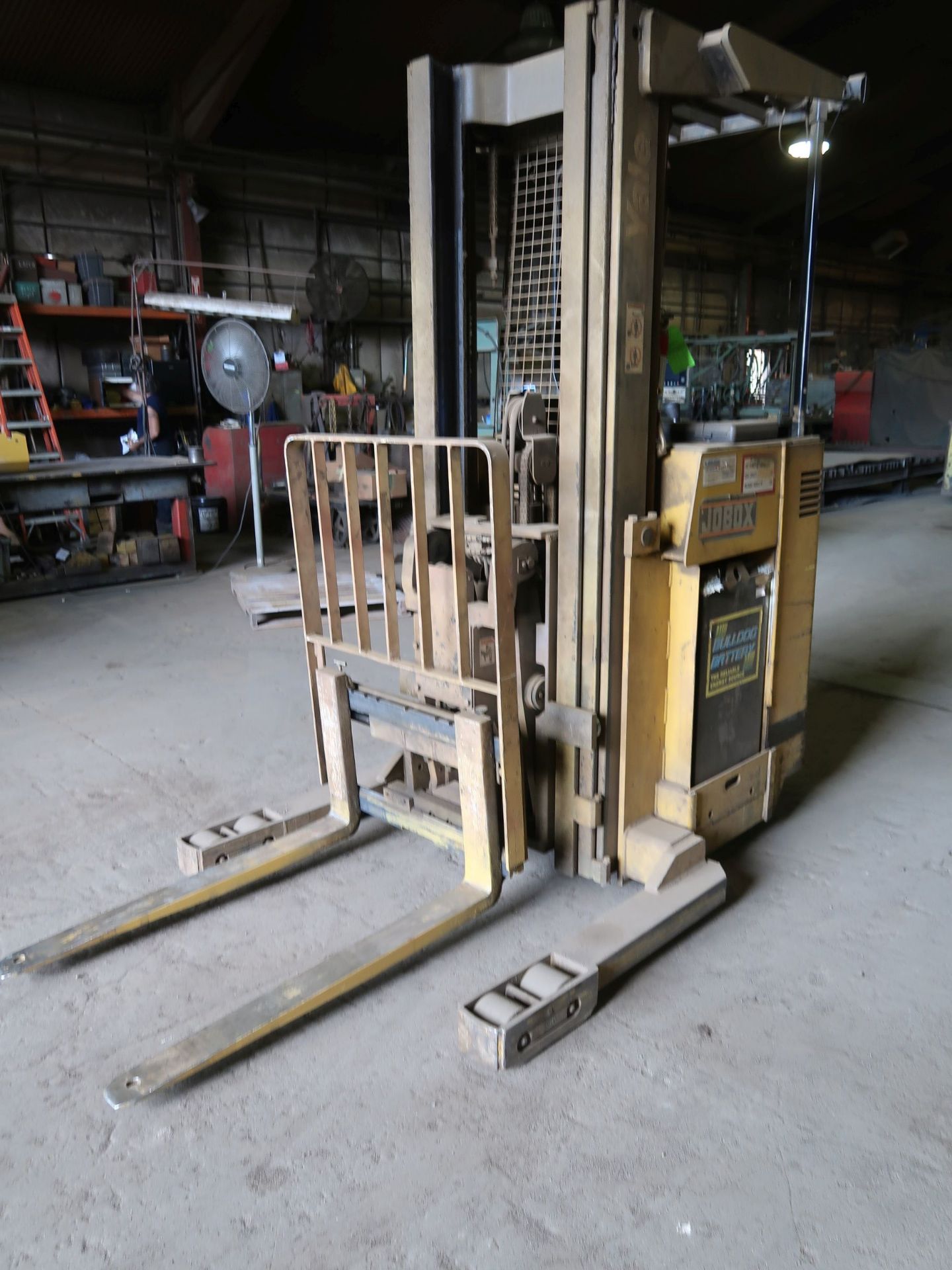 4,000 LB. YALE MODEL NR040 ELECTRIC REACH TRUCK; S/N C815N01805Y - Image 3 of 8