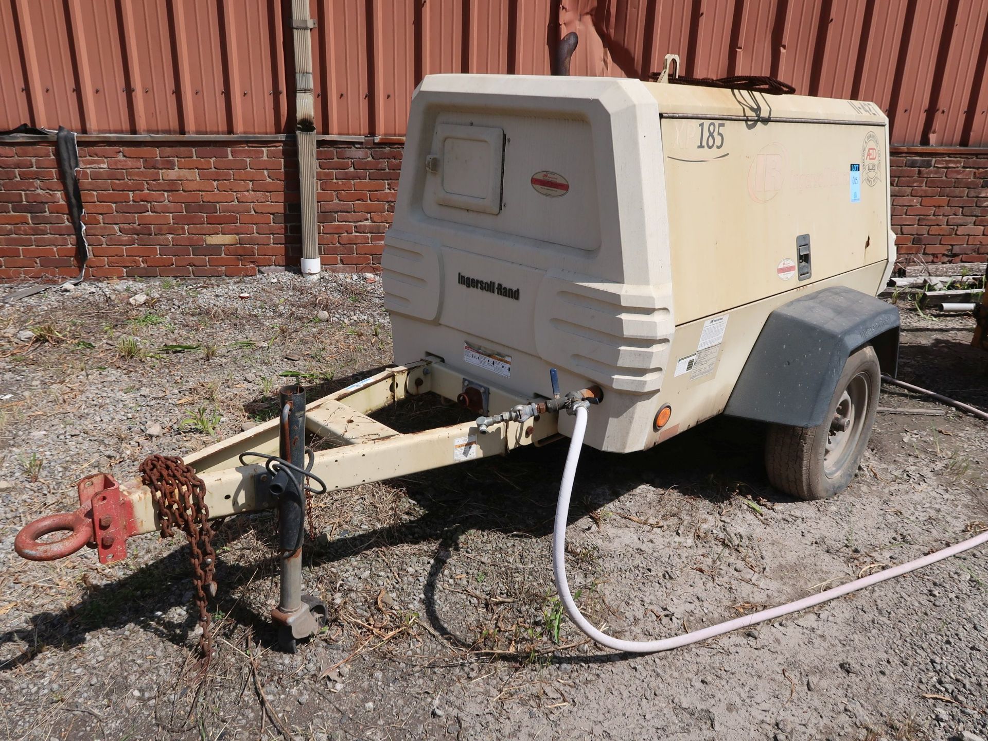 INGERSOLL RAND MODEL XP185 DIESEL POWERED TRAILER MOUNTED AIR COMPRESSOR, 4 CYCLINDER, JOHN DEERE