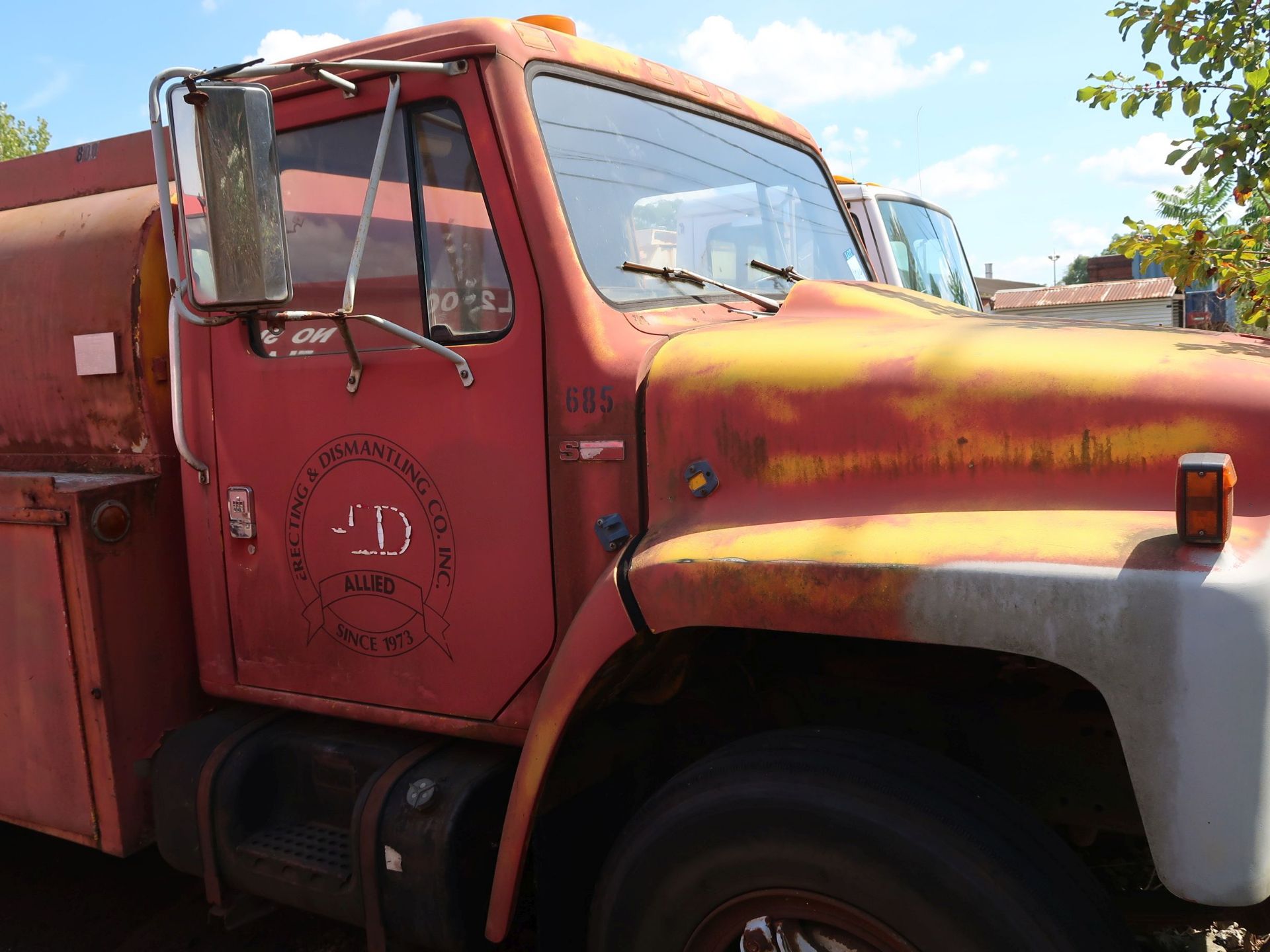 1983 INTERNATIONAL FUEL TRUCK; VIN AA172KH1588, 800 GALLON FUEL TANK (UNIT 685) *OUT OF SERVICE* (NO - Image 4 of 7