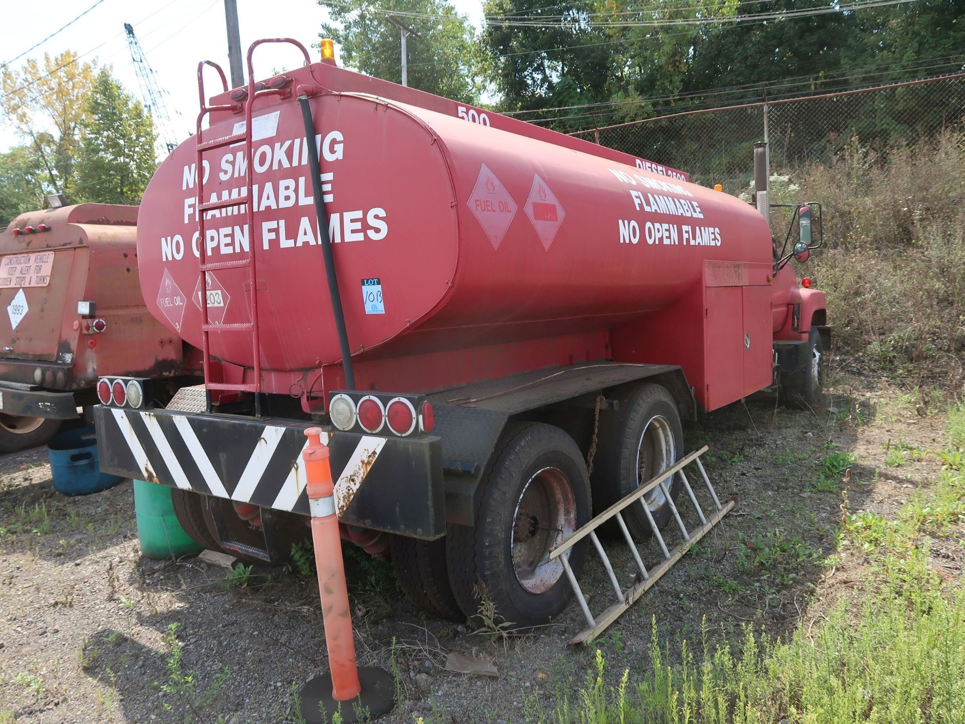 1993 CHEVY FUEL TRUCK; VIN 1GBS7H4J8PJ102032, 2,500 GALLON FUEL TANK, 54,726 MILES (UNIT 02-687) - Image 2 of 7