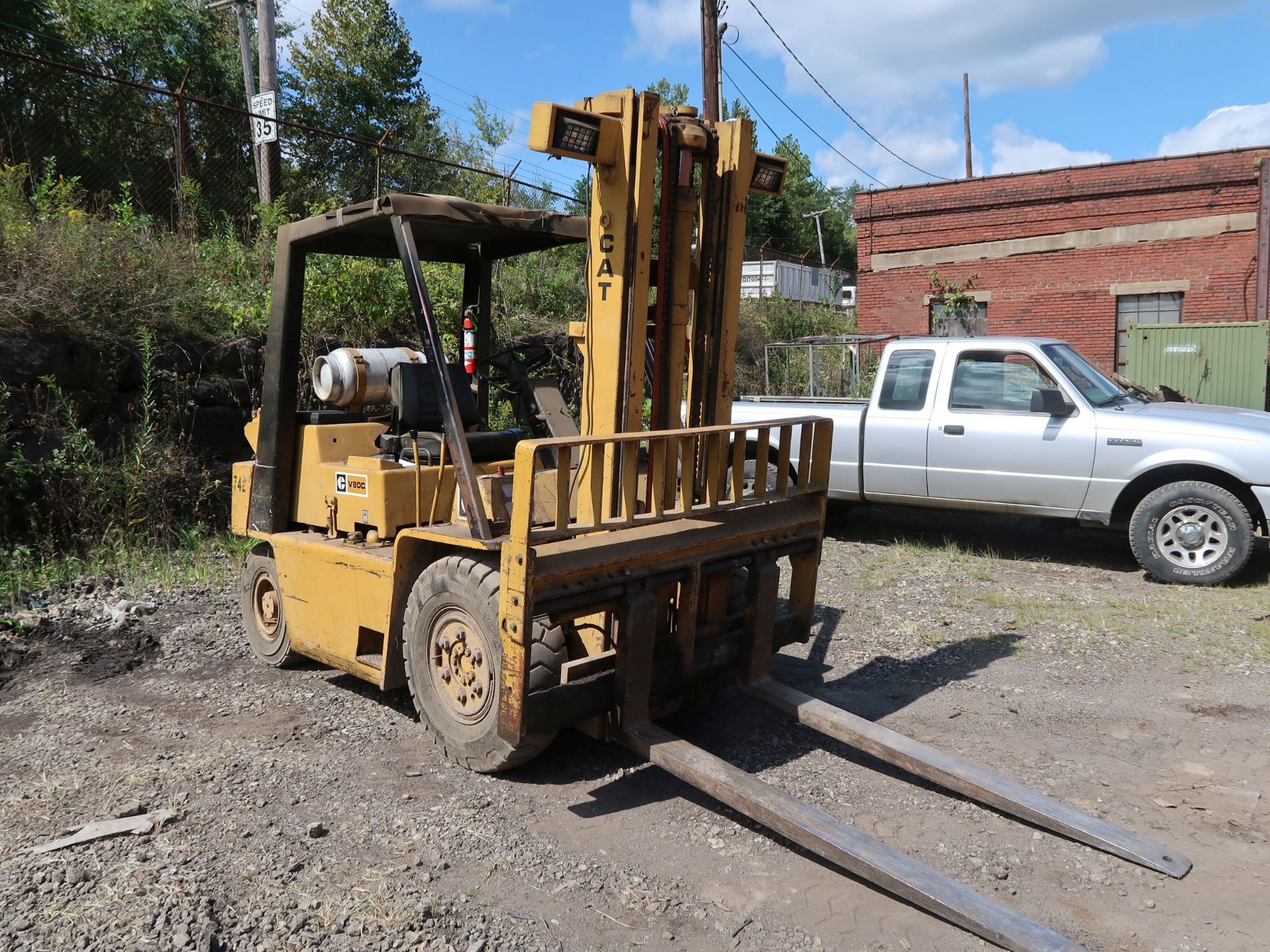 8,000 LB. CATERPILLAR MODEL V80C LP GAS PNEUMATIC TIRE LIFT TRUCK; S/N 318651 2-STAGE MAST, 60" - Image 3 of 11