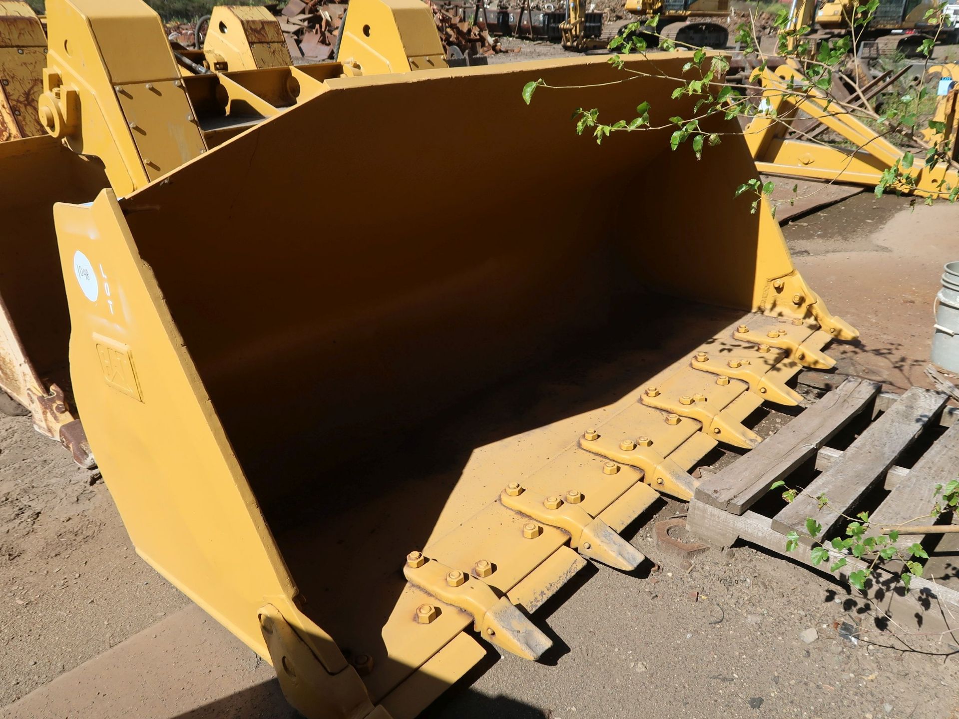 99" CATERPILLAR IT28G/ IT24F BUCKET - Image 2 of 3