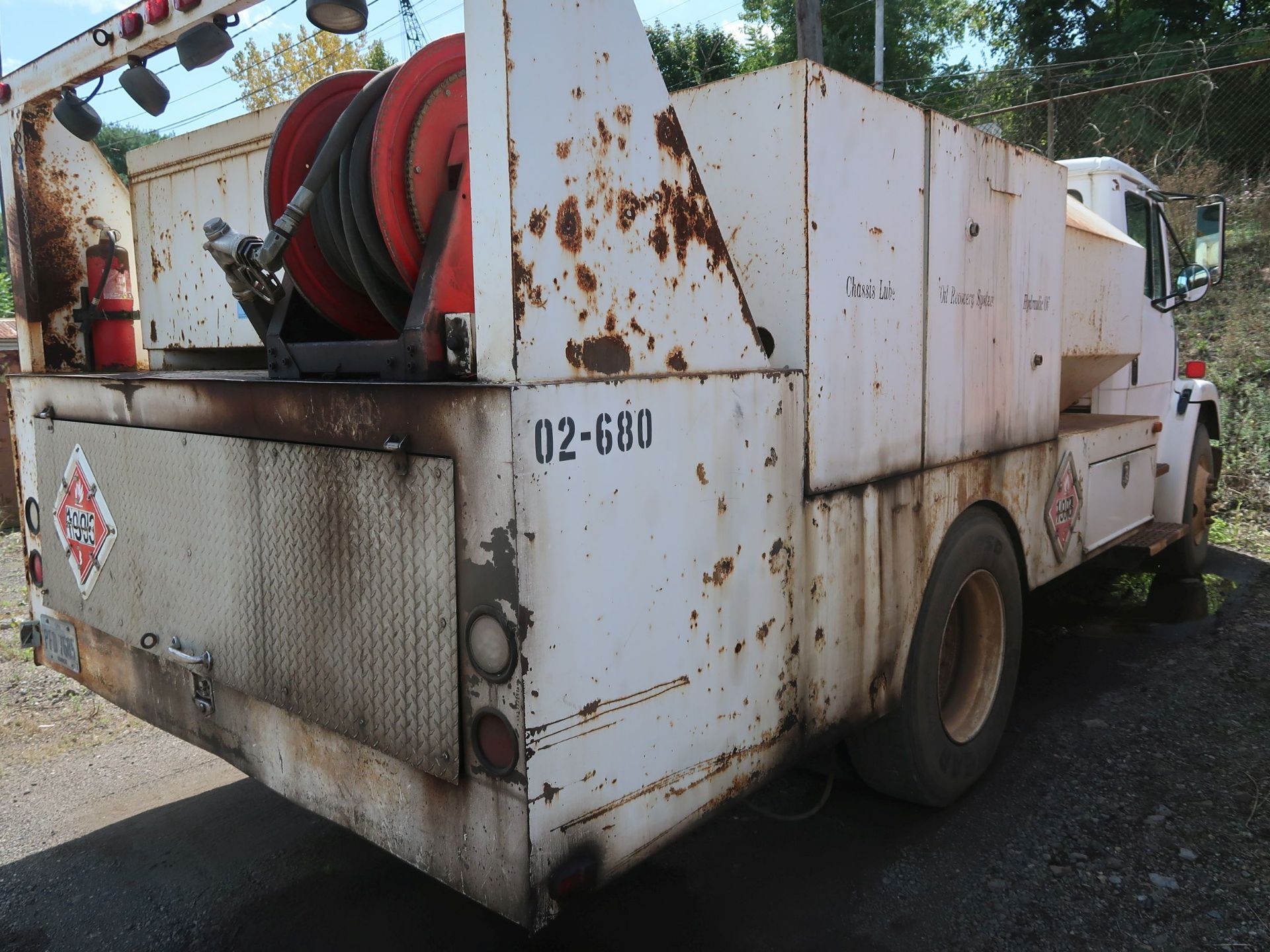 2000 FREIGHTLINER FL70 FUEL / LUBE TRUCK; VIN 1FV6HFBA4YHF05703, 300 GALLON FUEL TANK, OIL PUMP, - Image 4 of 8