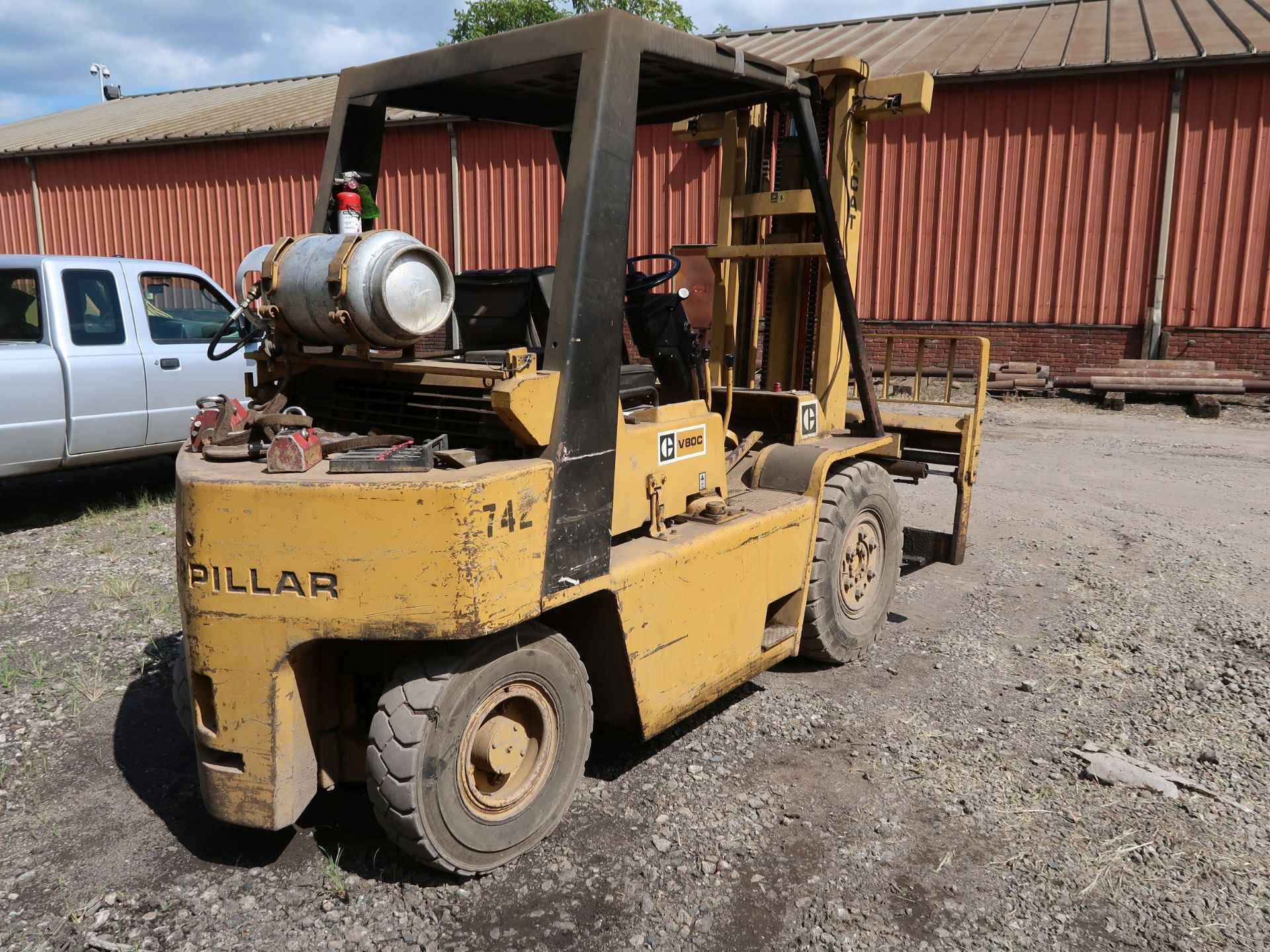 8,000 LB. CATERPILLAR MODEL V80C LP GAS PNEUMATIC TIRE LIFT TRUCK; S/N 318651 2-STAGE MAST, 60" - Image 5 of 11