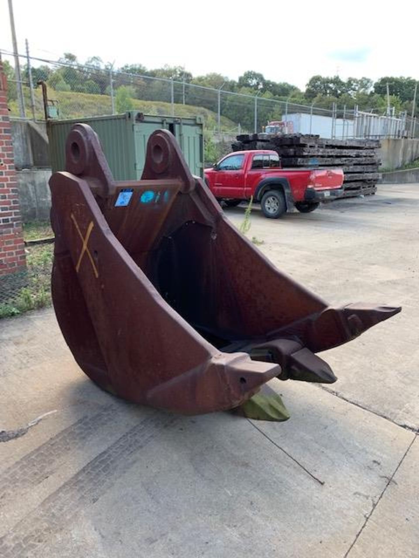 38" EXCAVATOR BUCKET W/ TEETH