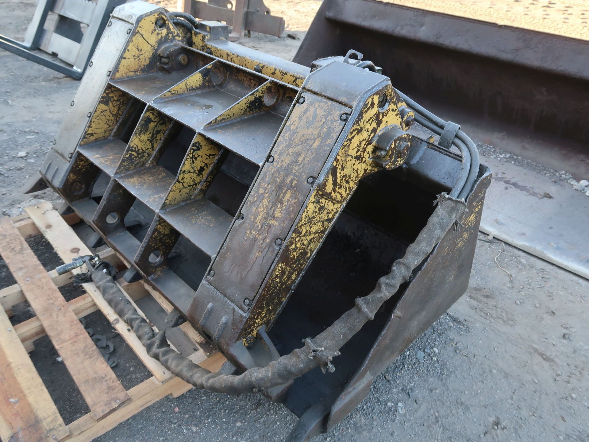 62" ALLIED GATOR MODEL 1581A SKID STEER BUCKET WITH GRAPPLE - Image 2 of 2