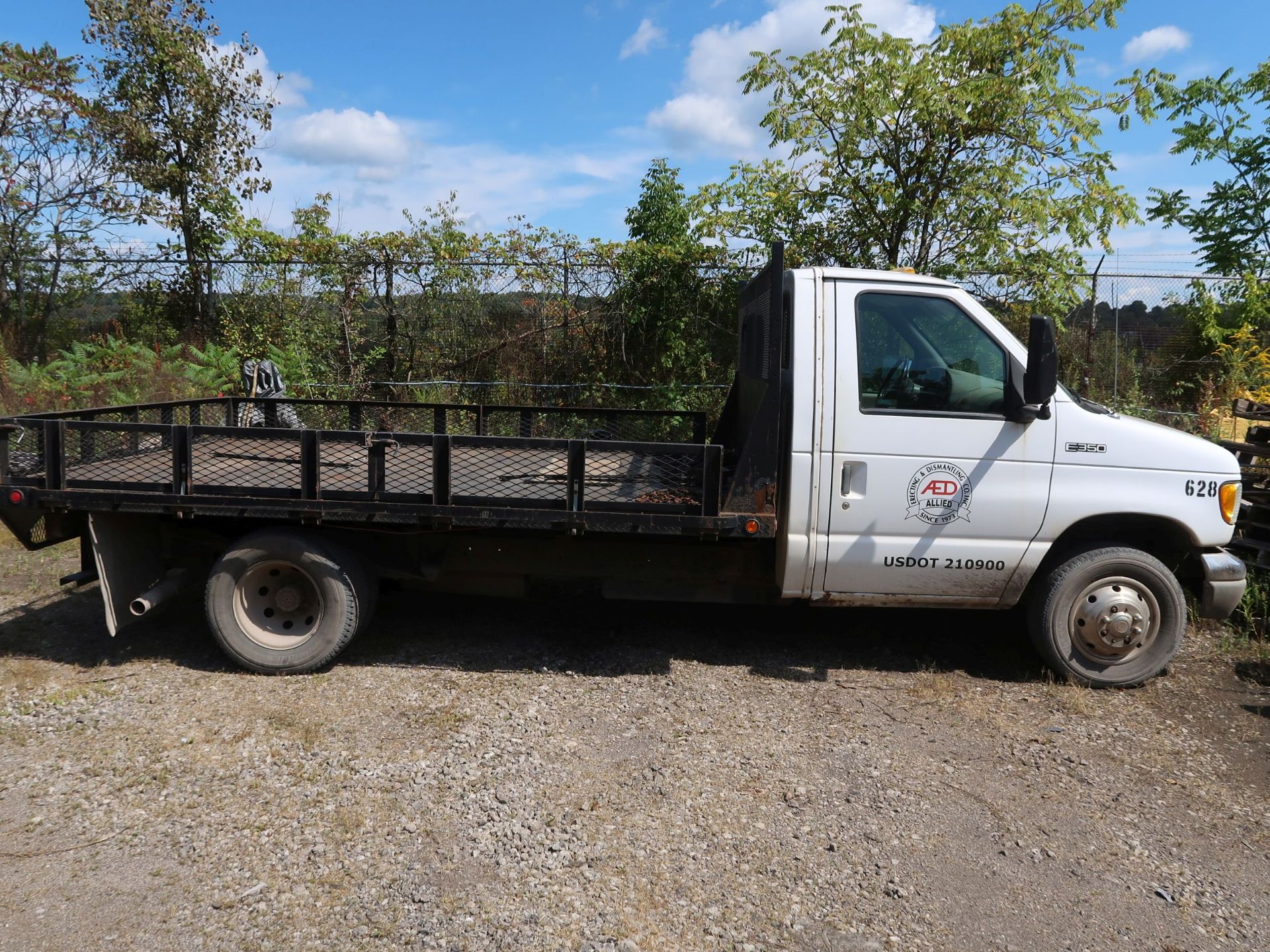 1998 FORD E350 STAKE BODY TRUCK; VIN 1FDWE30S4WHB24633, 15' STEEL BED, 135,835 MILES (UNIT 02-628) - Image 4 of 10