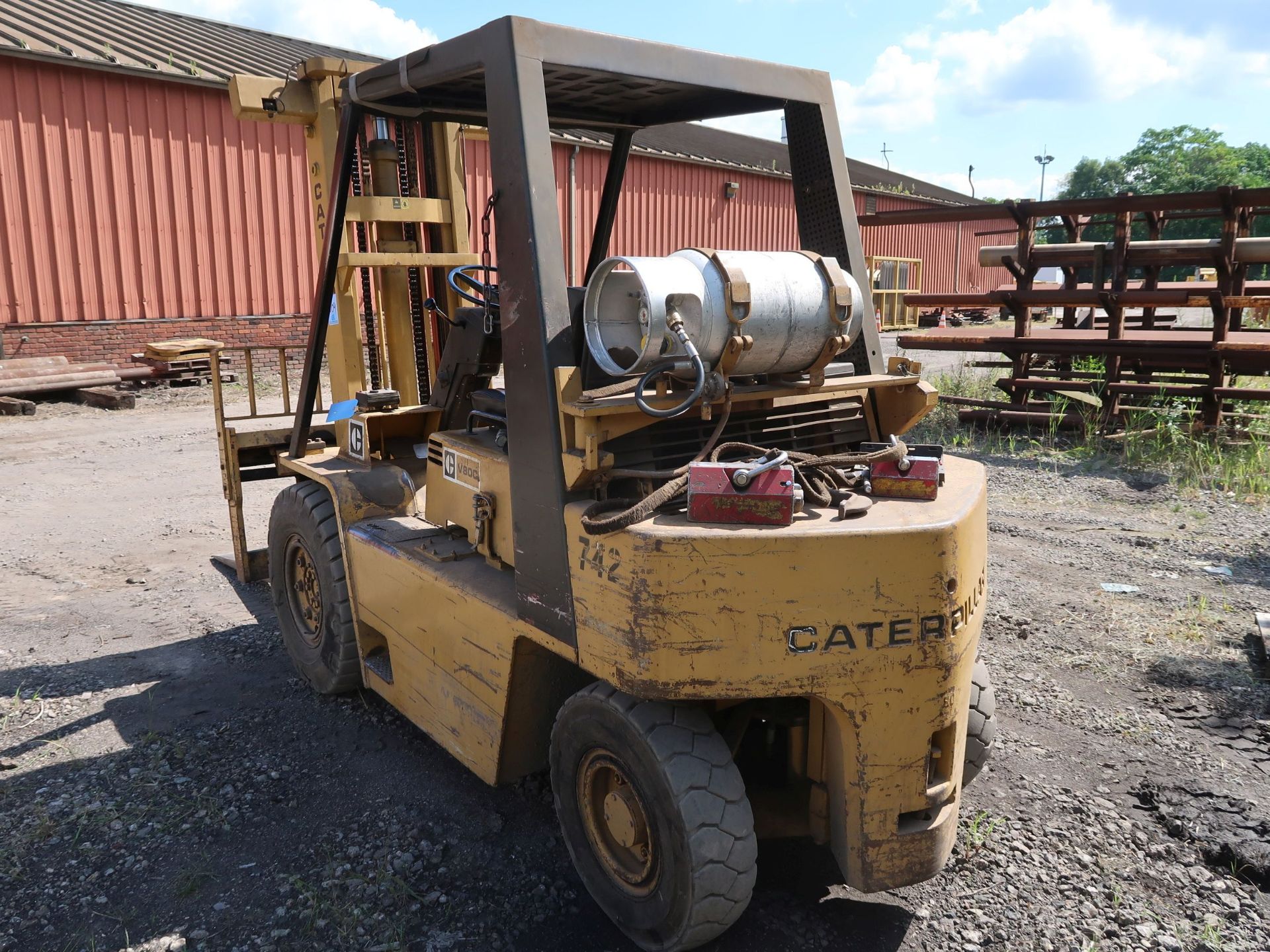 8,000 LB. CATERPILLAR MODEL V80C LP GAS PNEUMATIC TIRE LIFT TRUCK; S/N 318651 2-STAGE MAST, 60" - Image 7 of 11